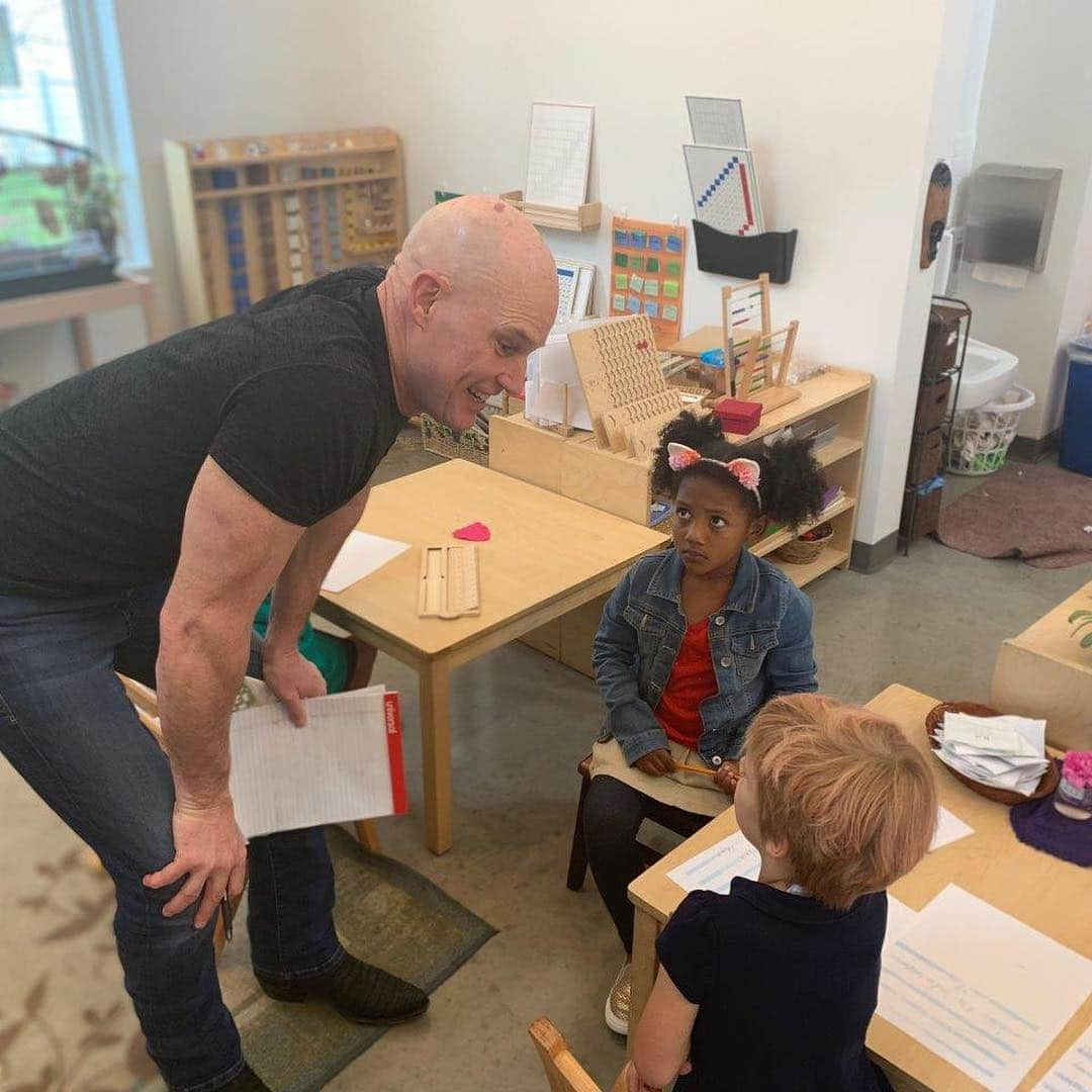 ジェフ・ベゾスさんのインスタグラム写真 - (ジェフ・ベゾスInstagram)「We launched the Bezos Day One Fund with a commitment of $2 billion and focus on two areas: funding existing non-profits that help homeless families (Day 1 Families Fund), and creating a network of new, non-profit tier-one preschools in low-income communities (Day 1 Academies). Last fall we made the first Families Fund donations to 24 organizations across 16 states totaling $97.5 million.  Thanks to Mike George, who started his role as president in January, we’re also making good progress on Day 1 Academies, applying a beginners mind as we lay the foundation. Mike has met dozens of leaders in early childhood education, including Ray Girn of Higher Ground, Sara Cotner of Montessori For All, Richard Barth of KIPP, Mira Debs at Yale, Sep Kamvar at the Wildflower Schools, Angeline Lillard from the University of Virginia, and Catherine McTamaney from Vanderbilt, just to name a few (and a big thank you to these folks – and countless others – for their wisdom and passion!). Mike’s also spending time observing and learning at Montessori pre-schools. Yesterday he was in Austin at Magnolia Montessori for All. Also, we’ve started our search for key positions, including Head of Education, Head of Technology, and others (link in bio). Excited by the progress and the team of missionaries that will join us to create education opportunities for many thousands of children in underserved communities.」5月1日 6時15分 - jeffbezos