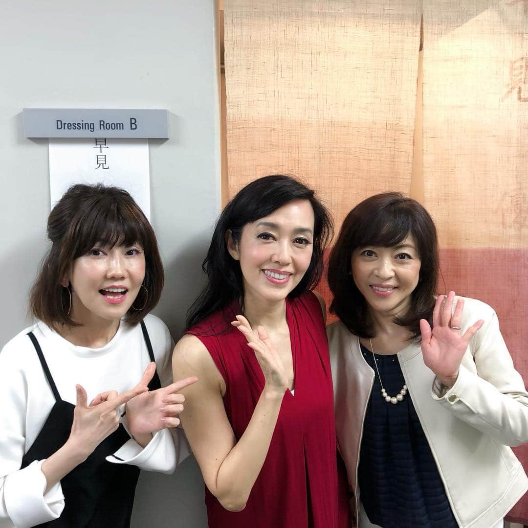 のインスタグラム：「松本伊代ちゃんと松本明子ちゃんが、ミュージカルアニーを観にきてくれました！  #松本伊代 さん #松本明子 さん #同期仲間 #同級生 #花の82年組 と言われる私たち #goodfriends  #丸美屋食品ミュージカルアニー  #ミュージカルアニー2019  #ハニガンさん #ハニガン」