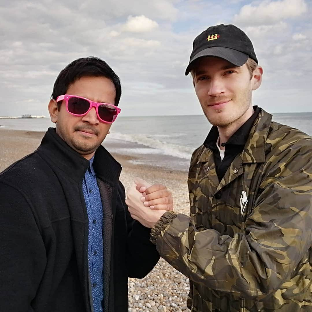 ピューディパイさんのインスタグラム写真 - (ピューディパイInstagram)「Met up with blueshirt guy, new friendship made.」5月1日 6時19分 - pewdiepie