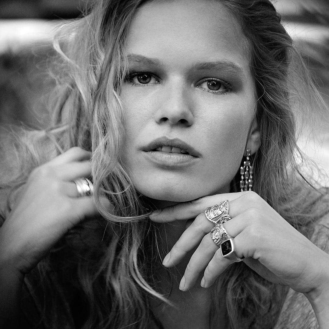 デビッドヤーマンのインスタグラム：「Ladies, time to man up. • @AnnaEwers mixes Novella earrings with designs from @DavidYurmanMen Shipwreck and Petrvs® collections. • #DavidYurman #DavidYurmanMen」
