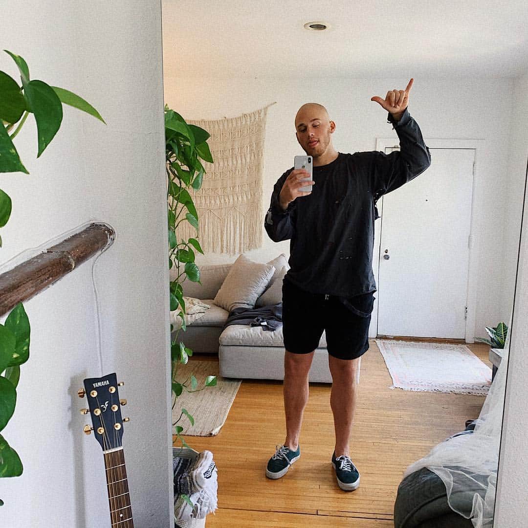 ブランドン・シェイアのインスタグラム：「Hey thurr! Wanted to say what’s up to all of you new followers & anyone who has been here for awhile ha. A little about me.. I sing, write music for pop stars, enjoy a good hike & currently free balling because underwear have been freaking me out. Tell me about you.」