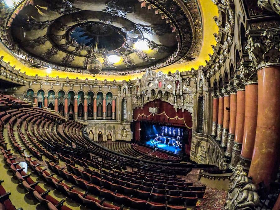 デレク・ハフさんのインスタグラム写真 - (デレク・ハフInstagram)「THE TOUR  One of my favorite parts of touring is getting to perform in all different types of venues  across the country. Fox Theaters never disappoint. Lets go!!!! 👊🏼👊🏼#GoPro」5月1日 6時38分 - derekhough