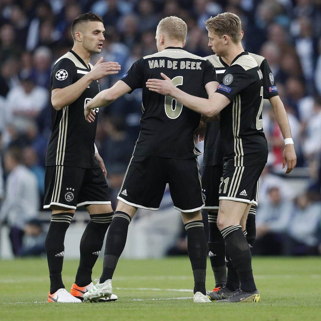 FIFAワールドカップさんのインスタグラム写真 - (FIFAワールドカップInstagram)「@afcajax moved one step closer to the @championsleague final with a 1-0 win at Tottenham Hotspur Stadium in the first leg of the semi-finals. We want to know: As Donny van de Beek became the third “van” to score in a #UCL semi-final, joining Robin van Persie and Ruud van Nistelrooy, who’s your favourite “van” in football? 🚐」5月1日 6時38分 - fifaworldcup