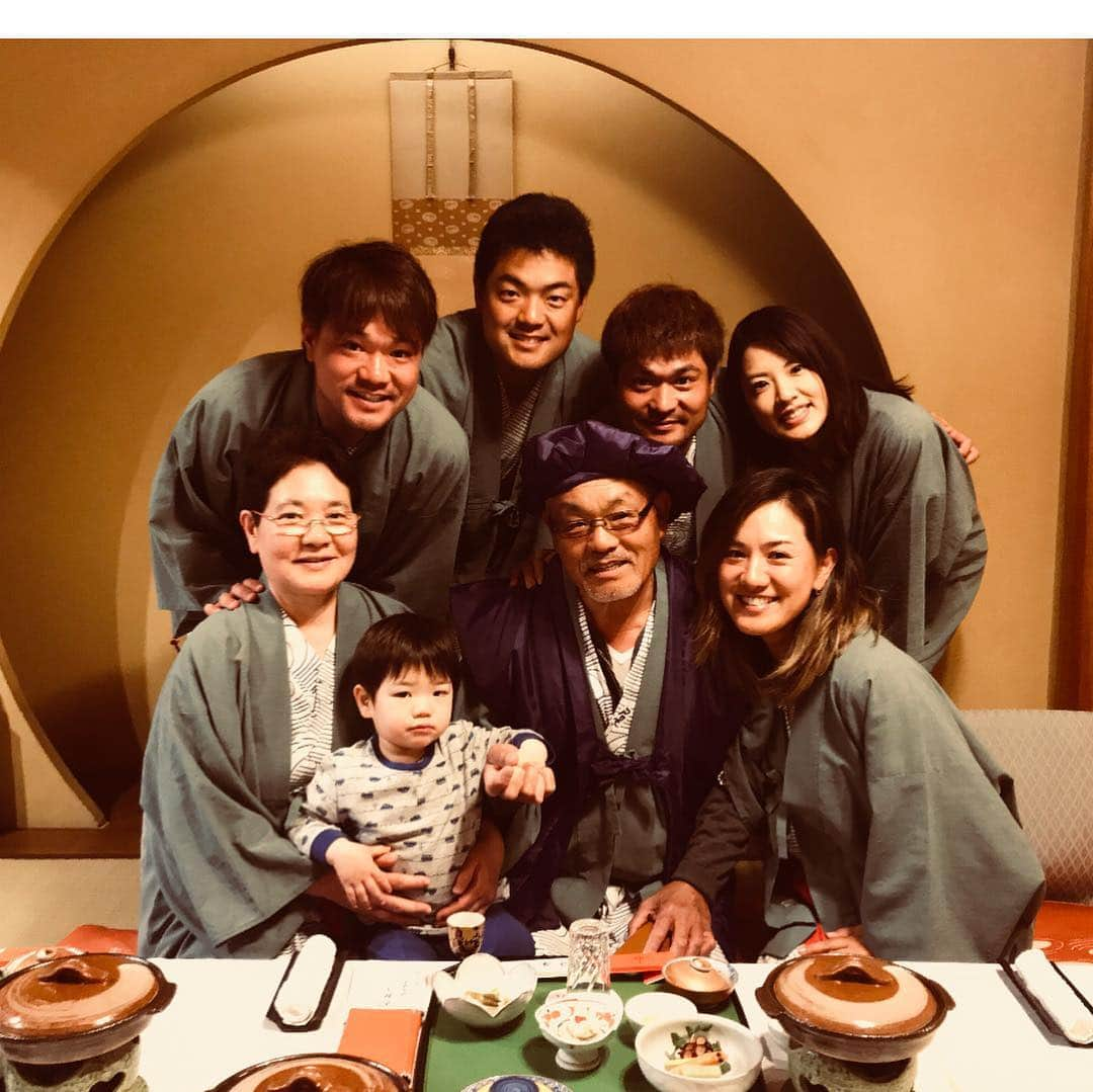 藤島妃呂子さんのインスタグラム写真 - (藤島妃呂子Instagram)「"令和"  今日から日本の新しい時代が始まりますね。昭和に生まれて平成と共に育ってきて戦争がない時代を生きてこられたことに感謝と誇りを持って、新しい時代"令和"をさらに平和な時代として生き抜いていけるように。 "REIWA"  A new era of Japan will begin today.  I'm so grateful and proud that we were born in SHOWA and grew up with HEISEI and lived in an era without war, so we can survive the new era "REIWA" as a more peaceful era.  #令和 #Reiwa #関係ないけど記念に #家族写真 #1年前の父の古希のお祝い #佐賀の武雄温泉 #美肌の湯 #この後ちびが大熱出して救急病院に連れて行ったり大変だった想い出 #家族でカラオケもしたよ #みんないい歳になりました #家族も増えたし #いつまでも仲の良い姉弟でいよう #お父さんお母さん新しい時代も共に仲良く長生きしてくださいね」5月1日 6時48分 - hirokofujishima