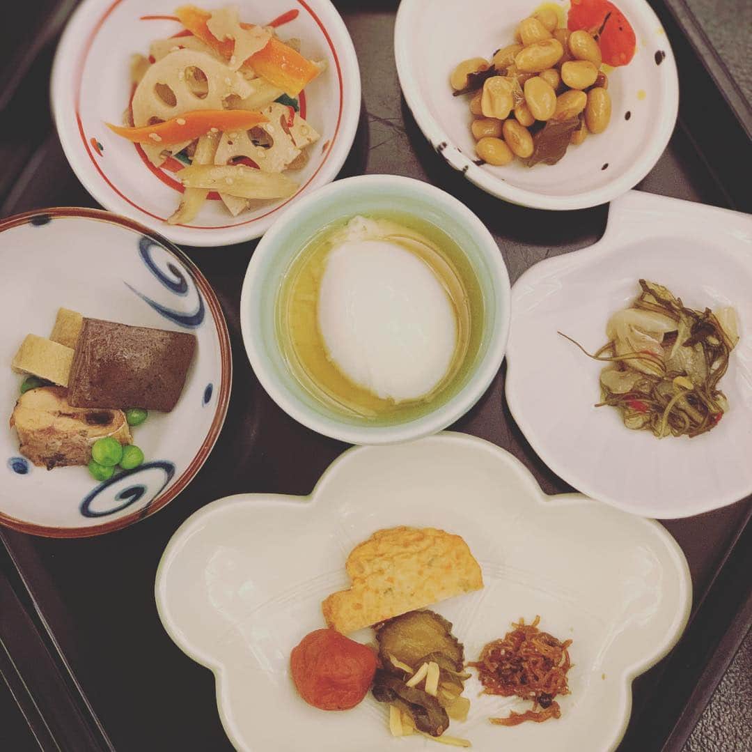 相川七瀬さんのインスタグラム写真 - (相川七瀬Instagram)「昨日から伊勢にいます。 平成最後夜ご飯。 唐櫃に入っていたのはお刺身。 アップになってる素焼きの写真は 箸置き。平成と令和の文字。 そして今から 令和最初の朝ごはん。  #伊勢神宮 #令和元年」5月1日 7時02分 - nanasecat