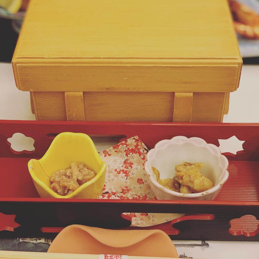 相川七瀬さんのインスタグラム写真 - (相川七瀬Instagram)「昨日から伊勢にいます。 平成最後夜ご飯。 唐櫃に入っていたのはお刺身。 アップになってる素焼きの写真は 箸置き。平成と令和の文字。 そして今から 令和最初の朝ごはん。  #伊勢神宮 #令和元年」5月1日 7時02分 - nanasecat