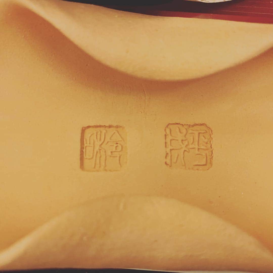 相川七瀬さんのインスタグラム写真 - (相川七瀬Instagram)「昨日から伊勢にいます。 平成最後夜ご飯。 唐櫃に入っていたのはお刺身。 アップになってる素焼きの写真は 箸置き。平成と令和の文字。 そして今から 令和最初の朝ごはん。  #伊勢神宮 #令和元年」5月1日 7時02分 - nanasecat