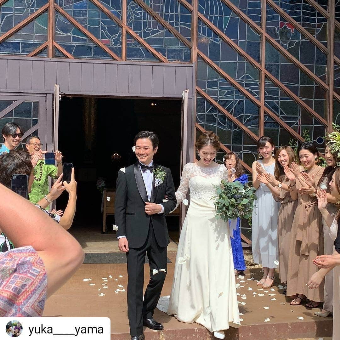 LAVIEEN ROSE Weddingのインスタグラム：「#Repost  @yuka____yama　さん♡  #幸せ いっぱいの#hawaiiwedding 🍍  #2019 #5月1日  #平成 から #令和 へ  新しい時代を向かえました✨  世界中の花嫁さまに たくさんの#happy が訪れますように…　♡♡♡ 精一杯お手伝いさせて頂きます❗  #ラビアンローゼ #ウェディングドレス #ナチュラルウェディング #軽井沢ウェディング #軽井沢挙式 #夏婚 #wedding#ハワイウェディング #プレ花嫁#結婚式#結婚式準備#海外ウェディング#卒花嫁#卒花#ドレス迷子#結婚式ドレス#ハワイ挙式#日本中のプレ花嫁さんと繋がりたい#海外ウェディング#卒花嫁#名古屋結婚式場  Hawaii wedding💒✨ 念願の結婚式を挙げることが出来ました。 ハワイまで来てくれた大好きな友達♡家族に感謝です！ お気に入りの写真💕 ・ ・ #hawaii #hawaiiwedding #子連れハワイ #パパママ婚」