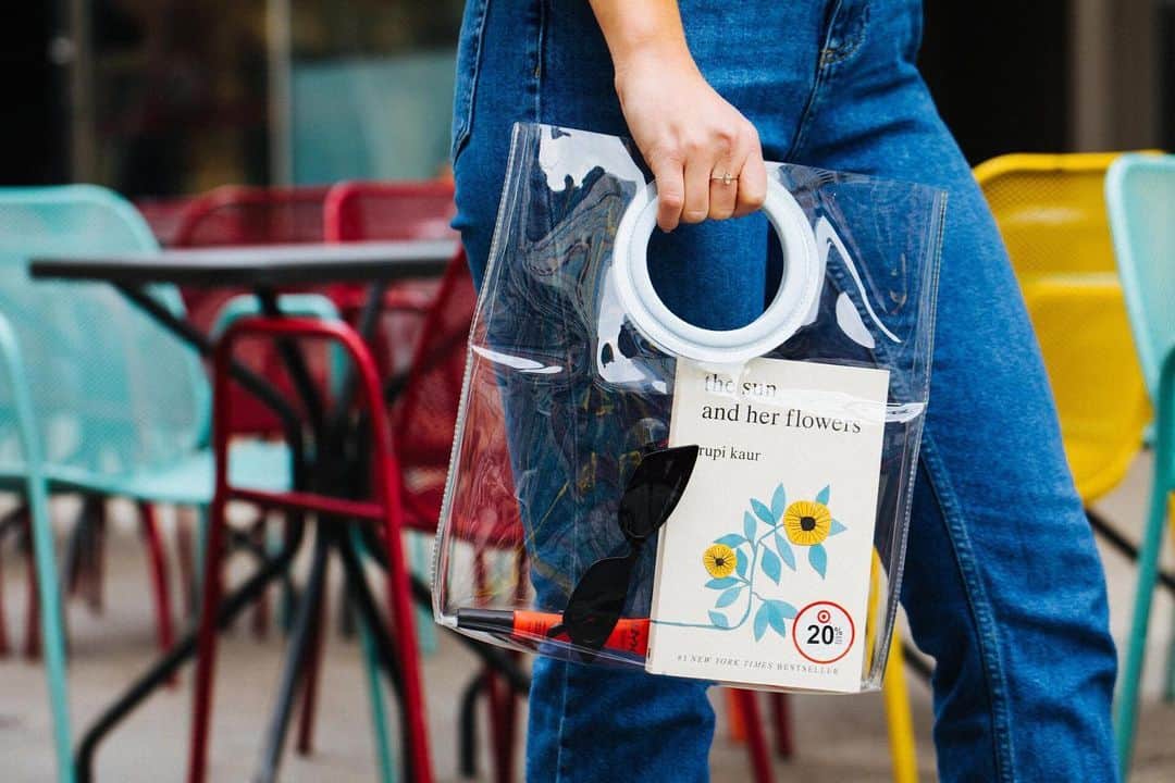 Targetさんのインスタグラム写真 - (TargetInstagram)「Clearly we’re obsessed with this book...and bag. 🌻」5月1日 6時54分 - target