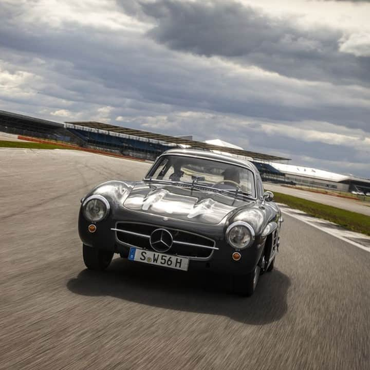 メルセデス・ベンツさんのインスタグラム写真 - (メルセデス・ベンツInstagram)「After 11 hours, 29 minutes and 21 seconds this Mercedes-Benz 300 SL "Gullwing" had completed the race distance of 1597 kilometres from Brescia to Rome and back in 1955.  #MBclassic #300SL #gullwing #MercedesBenz #Classiccar 📸 via @mercedesbenzmuseum」5月1日 6時55分 - mercedesbenz