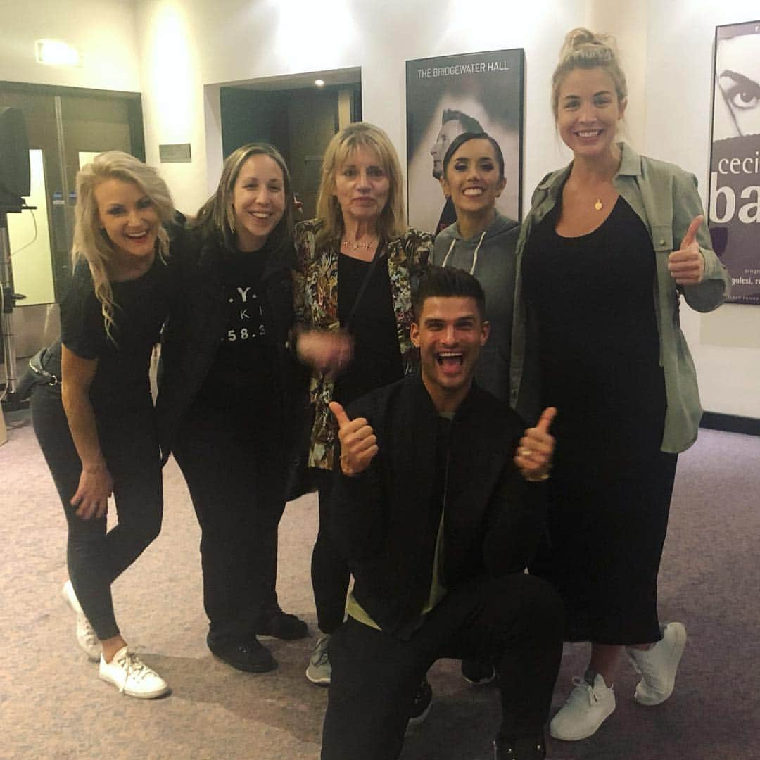 ジェマ・アトキンソンさんのインスタグラム写真 - (ジェマ・アトキンソンInstagram)「Such an incredible show! Bravo @jmanrara @aljazskorjanec @ashleighhunter83 Lovely little reunion with the gang after #rememberingthemovies 🎥 💃🏼」5月1日 6時56分 - glouiseatkinson