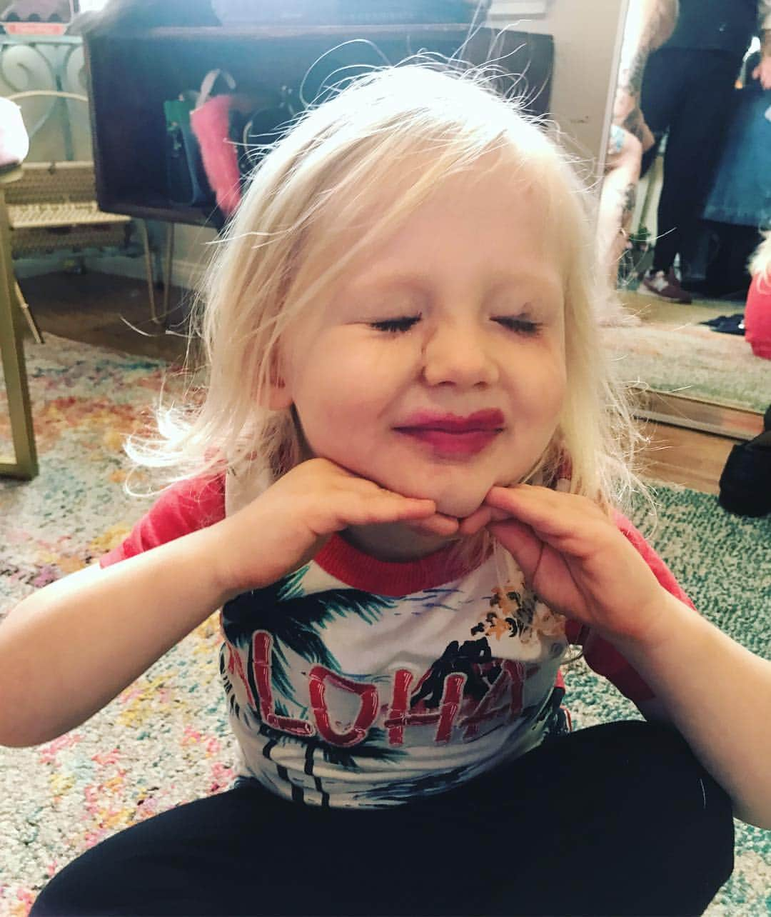 テス・ホリデーさんのインスタグラム写真 - (テス・ホリデーInstagram)「Someone played in my makeup this morning & kept demanding “other colors!” 🤣 Diva in the making! 😏」5月1日 6時56分 - tessholliday