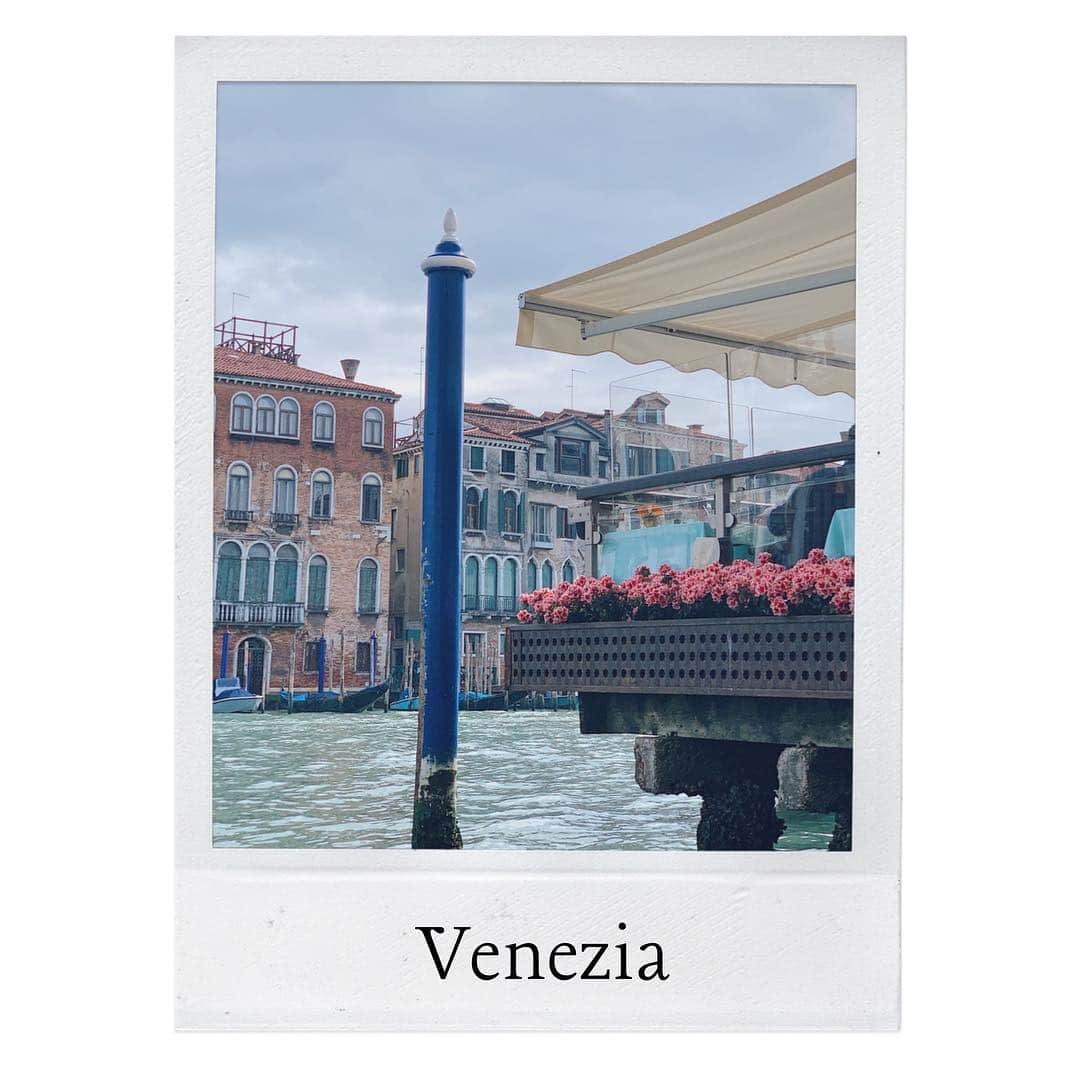 小祝麻里亜さんのインスタグラム写真 - (小祝麻里亜Instagram)「day.3  Venezia,Italy ． ． いよいよ令和の幕開けですね！ ． 初上陸のヴェネツィア🚢 はミラノとはまた別世界で、まさに異国の地。映画ツーリストの舞台にもなっている ホテルに宿泊し、素敵すぎる館内にも 心奪われてしまいました😍😍 ＿＿＿＿＿＿＿＿＿＿＿ #italytravel#italytrip#trip#travel#venezia #venice #sanmarco #イタリア#ヴェネツィア#ヴェニス #サンマルコ広場 #サンマルコ寺院 #ホテルダニエリ #ダニエリ #旅スタグラム #イタリア旅行#家族旅行#가족여행#여행기록#여행스냅#여행스타그램#여행」5月1日 7時00分 - maria_koiwai