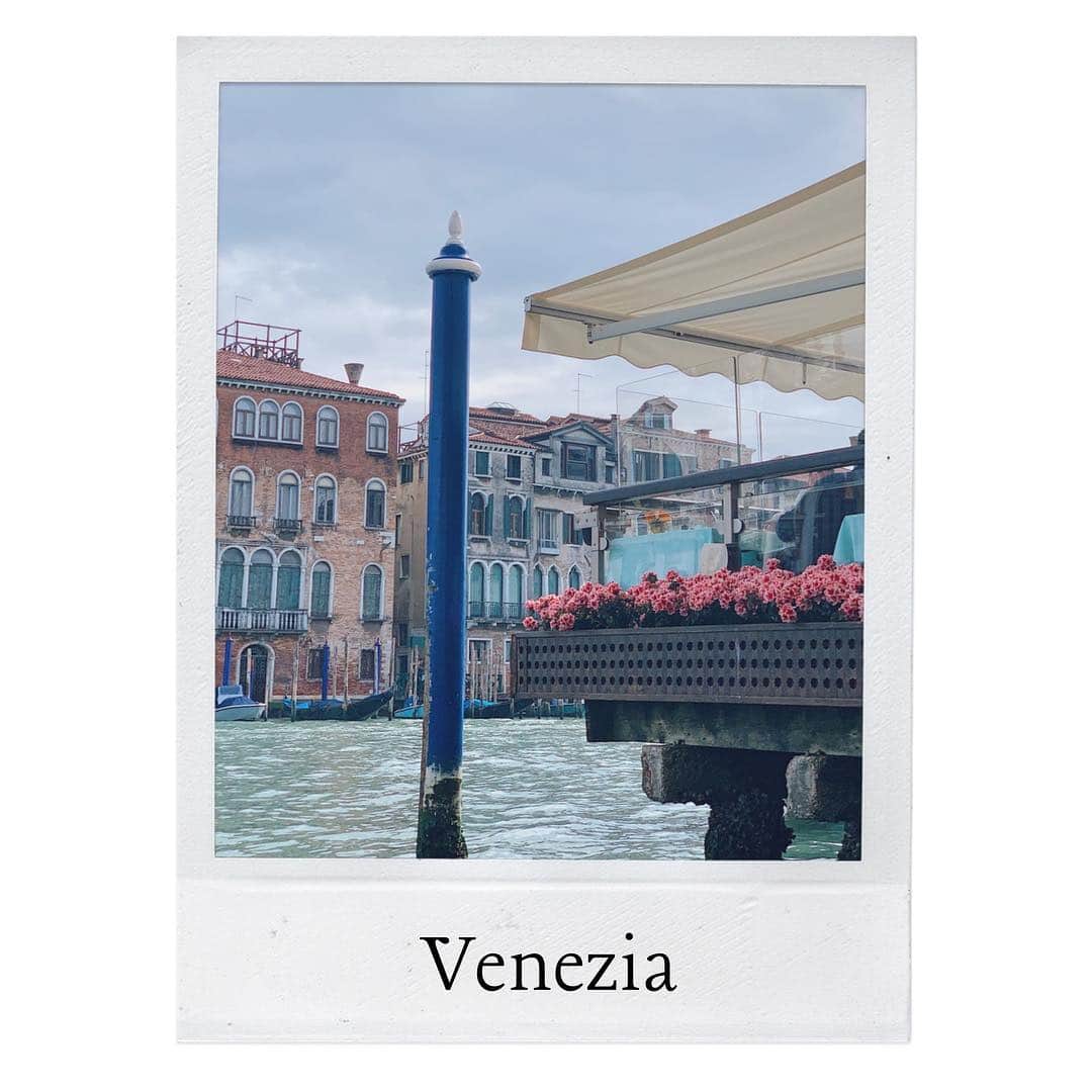 小祝麻里亜のインスタグラム：「day.3  Venezia,Italy ． ． いよいよ令和の幕開けですね！ ． 初上陸のヴェネツィア🚢 はミラノとはまた別世界で、まさに異国の地。映画ツーリストの舞台にもなっている ホテルに宿泊し、素敵すぎる館内にも 心奪われてしまいました😍😍 ＿＿＿＿＿＿＿＿＿＿＿ #italytravel#italytrip#trip#travel#venezia #venice #sanmarco #イタリア#ヴェネツィア#ヴェニス #サンマルコ広場 #サンマルコ寺院 #ホテルダニエリ #ダニエリ #旅スタグラム #イタリア旅行#家族旅行#가족여행#여행기록#여행스냅#여행스타그램#여행」