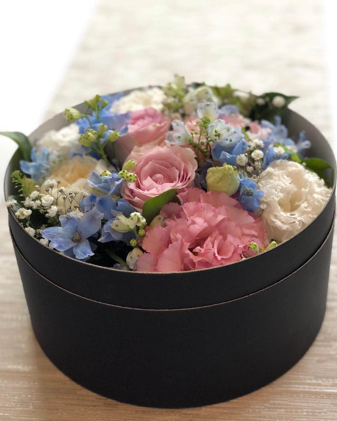 佐藤弥生さんのインスタグラム写真 - (佐藤弥生Instagram)「令和元年✨おはようございます 5月1日 今日から新しい年号ですね 新たな気持ちで😊 #令和#令和元年#平成も大好き#お花のある暮らし#flower#flowerbox#weddingpresent#ごとーさん💐聖ちゃんありがとうございます#reiwa」5月1日 7時01分 - yayoyayo_s
