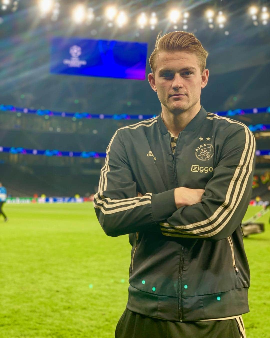 アヤックス・アムステルダムさんのインスタグラム写真 - (アヤックス・アムステルダムInstagram)「Matthijs -> Youngest captain ever in a @ChampionsLeague semi-final! ©️ 💎 He’s the man.  #UCL #totaja #ForTheFuture」5月1日 7時11分 - afcajax