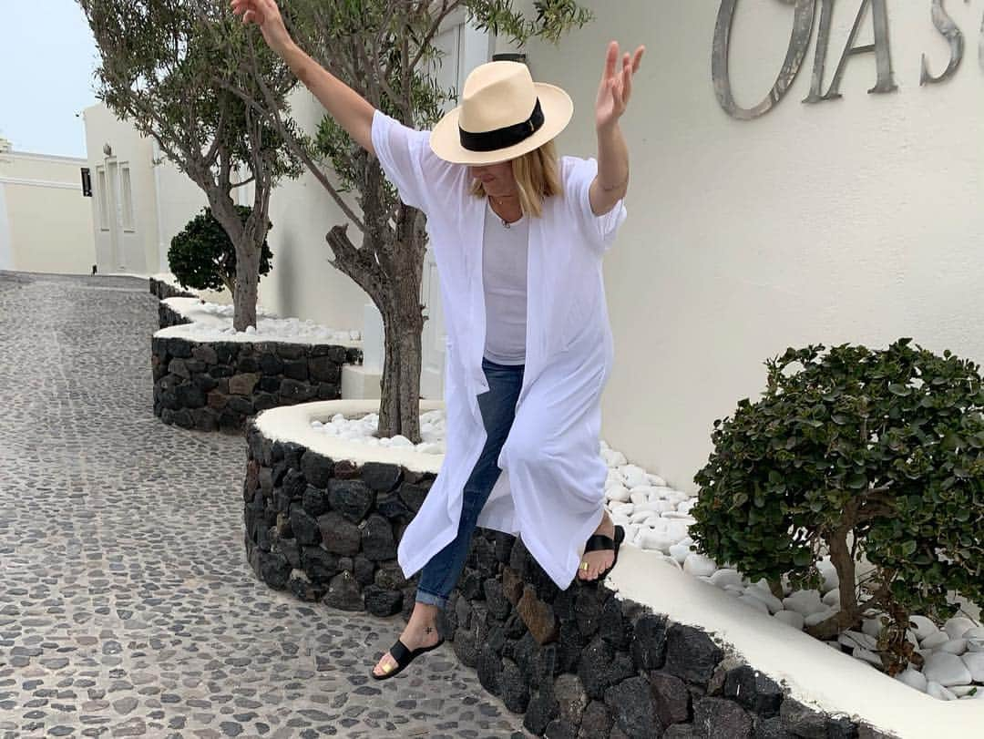 メッチェン・アミックさんのインスタグラム写真 - (メッチェン・アミックInstagram)「I can’t even begin to tell you how much I loved our trip to #Santorini 😍 It was breathtakingly beautiful, the food was incredible, and the people were some of the nicest I’ve ever met (especially these hard working sweet folks here!) Thank you @canavesoia & @howelltalentrelations for making this trip possible 🙏🏼#CanavesOia #travelpartner」5月1日 7時07分 - madchenamick