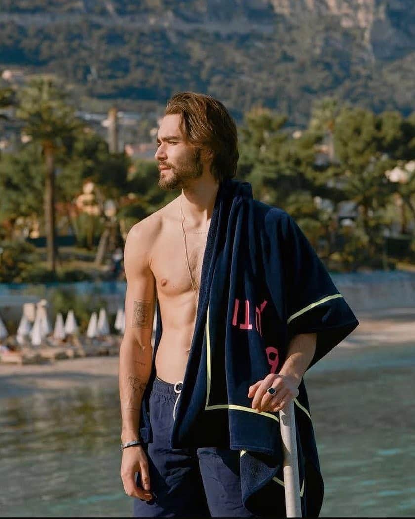 NICOLAS SIMOESのインスタグラム：「A day at the beach shooting the new @berluti collection 🌴✨ #Berluti #Campaign」