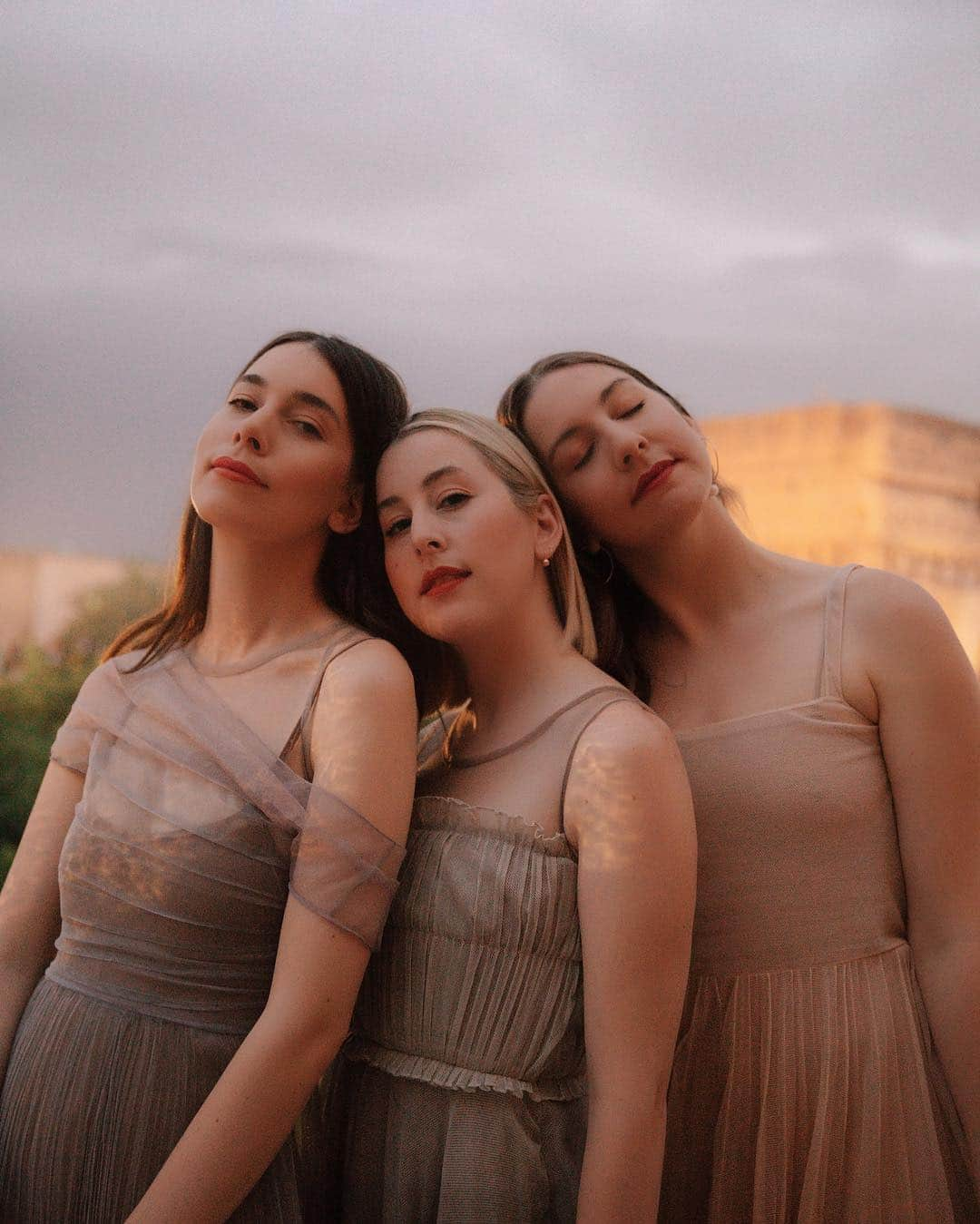 V Magazineさんのインスタグラム写真 - (V MagazineInstagram)「How does @haimtheband get ready for @dior #diorcruise2020? With glam from @diormakeup, of course. Head to Stories to see the full photo diary. — Photography: @morganeley Makeup: @sabrinabmakeup for @diormakeup」5月1日 7時25分 - vmagazine