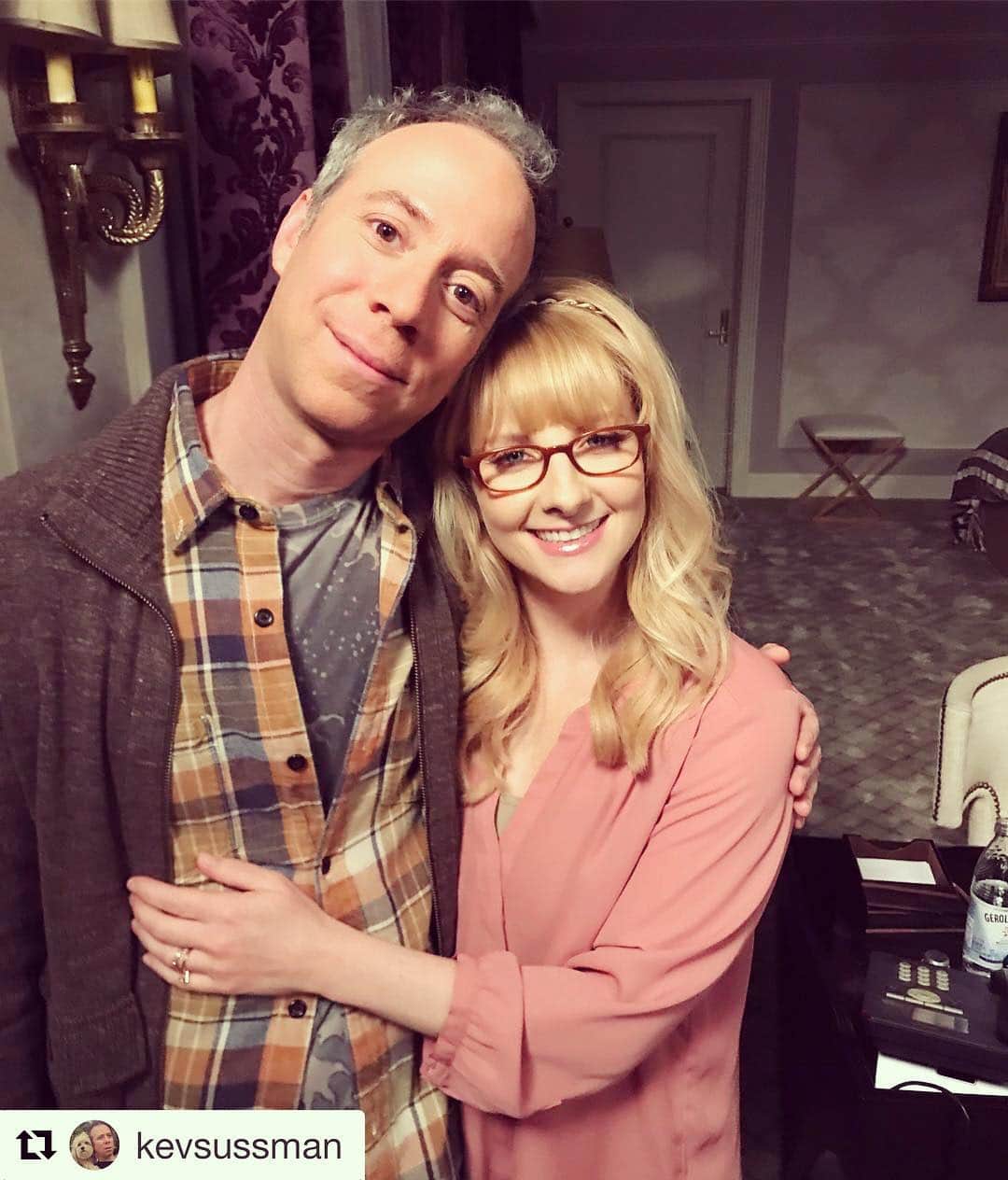 メリッサ・ラウシュのインスタグラム：「While Stuart may have taken up residence in the Wolowitz household @kevsussman took up residence in a special place in my heart 💕  #Repost @kevsussman with @get_repost ・・・ The friends you make along the way... One of the best things about showing up to Stage 25 all these years has been seeing @themelissarauch ‘s smiling face.」