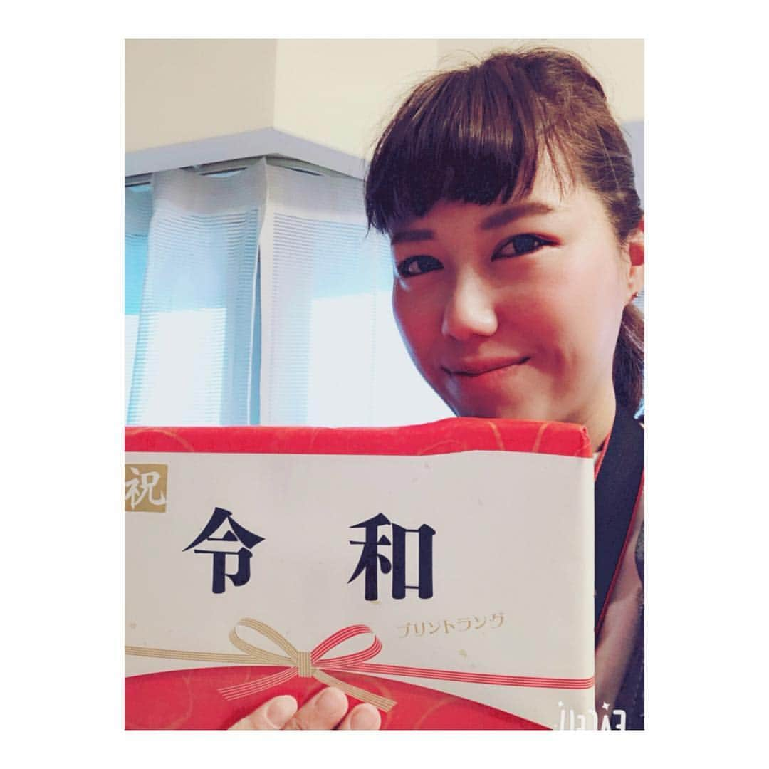 綾田紘子さんのインスタグラム写真 - (綾田紘子Instagram)「. 令和でも よろしくお願い致します🌸 . 平成最後の夜は中学からの大親友とご飯食べました✨ 意識していたわけではないけど、一緒に平成を駆け抜けた友達と平成最後を迎えたのにはやっぱ縁があるんだなァと感じました♡ . とはいえ全然実感はないのでまずは今までと変わらず1日1日を大切に過ごしていきたいと思います🙆‍♀️」5月1日 7時35分 - roco_0816