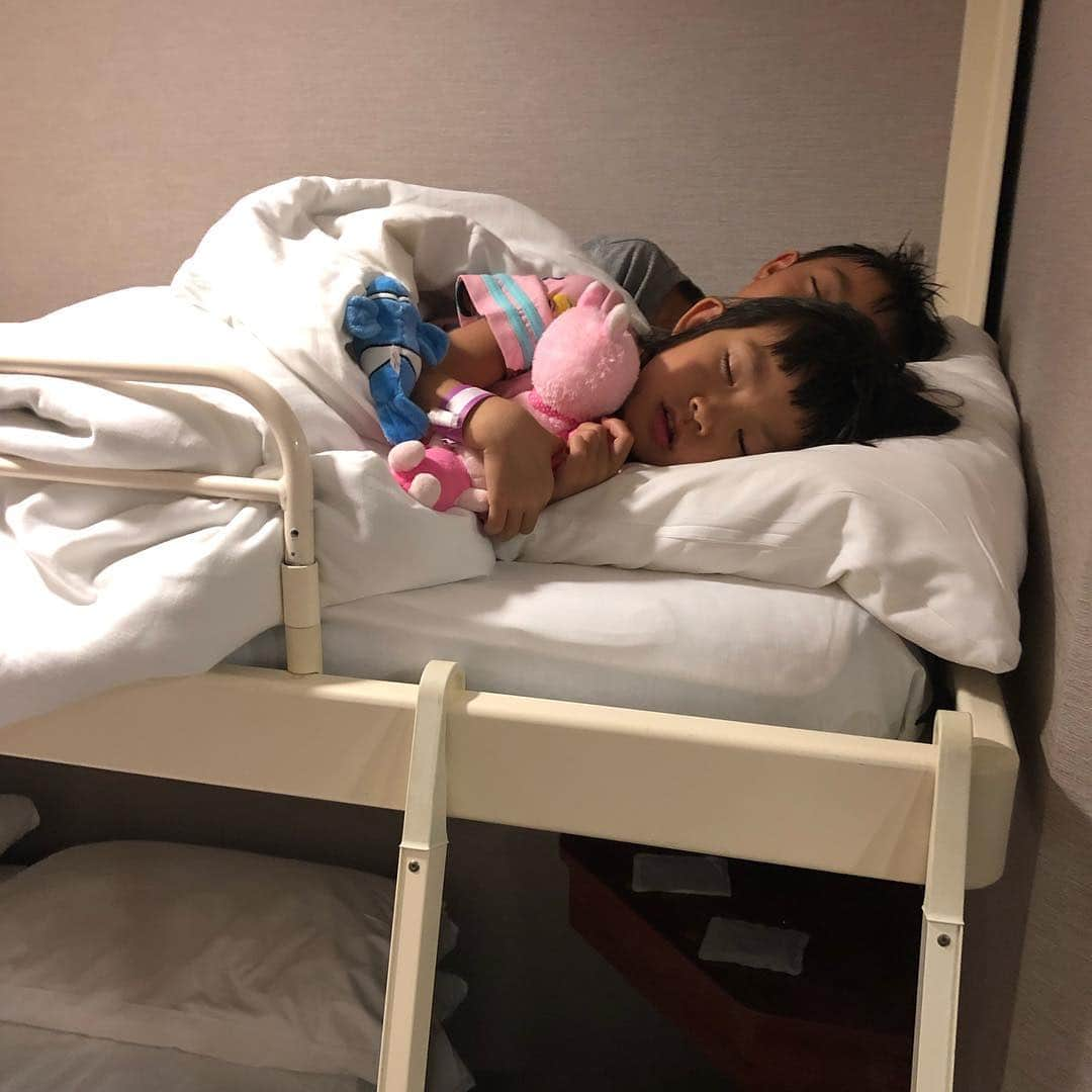 甘糟記子さんのインスタグラム写真 - (甘糟記子Instagram)「平成最後の夜。  子供達はキッズプログラムへ！  フェイスペインティングしてもらって、また可愛くなってた(๑˃̵ᴗ˂̵) ほんで、プレゼントももらってニコニコ( ^ω^ )  帰りに横にあるゲームセンターでお約束の1戦！！（笑）  お部屋に戻ったらゾウさんのタオルアートがありました(≧∀≦) なんか可愛く盛ってある（笑）  お花も新しくなってて、なんかウキウキ(//∇//) アウトレットで買ったものを眺めて〜  我が家のチビ2人は今日は2人で上のベットで寝ると言って、あっという間に寝てました（笑）  楽しい平成最後の夜だったよ〜☆*:.｡. o(≧▽≦)o .｡.:*☆ #クルーズ甘糟#旅行甘糟#船旅甘糟#クルーズ#旅行#船旅#フェイスペインティング#キッズプログラム#ノルウェージャンジュエル#ゴールデンウィーク#可愛い#息子殿姫#息子殿#姫#trip#travel #cruise」5月1日 7時43分 - norihey924