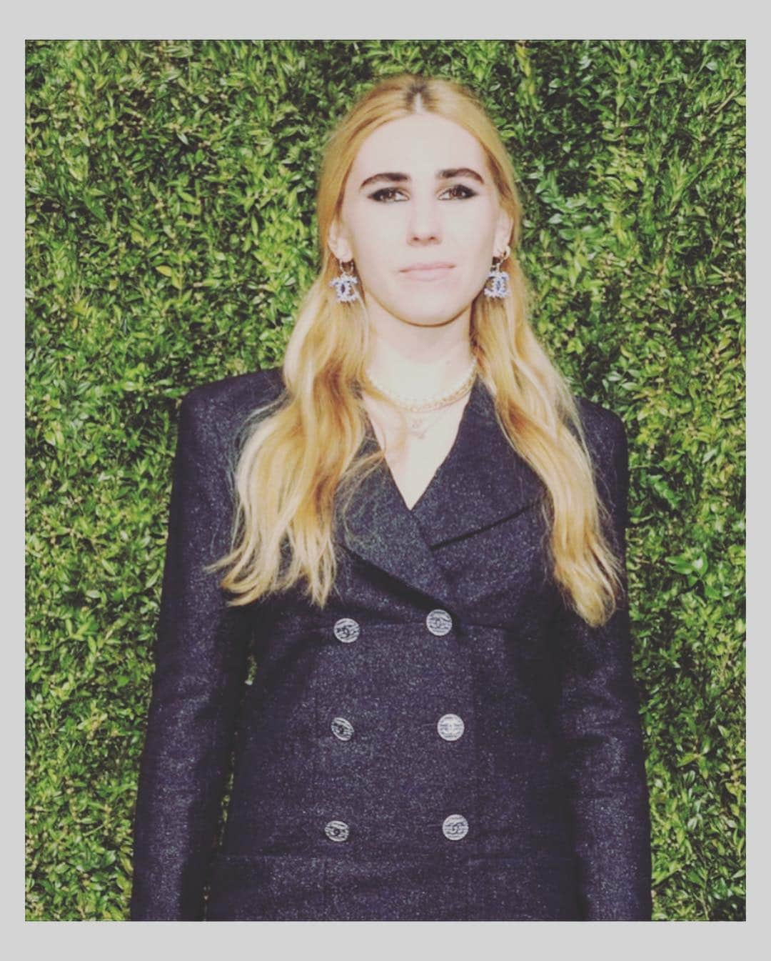 ゾージア・マメットさんのインスタグラム写真 - (ゾージア・マメットInstagram)「CHANEL-O! What an amazing night @balthazarny with @chanelofficial and @tribeca . It was an evening full of my favorite things. Gorgeous flowers, powerhouse women, amazing conversation, old friends, my grandmothers pearls and steak. 💛✨🥩🌹」5月1日 7時53分 - zosiamamet