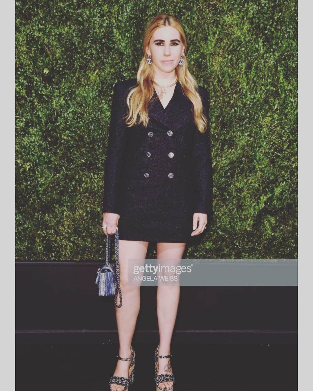 ゾージア・マメットさんのインスタグラム写真 - (ゾージア・マメットInstagram)「CHANEL-O! What an amazing night @balthazarny with @chanelofficial and @tribeca . It was an evening full of my favorite things. Gorgeous flowers, powerhouse women, amazing conversation, old friends, my grandmothers pearls and steak. 💛✨🥩🌹」5月1日 7時53分 - zosiamamet