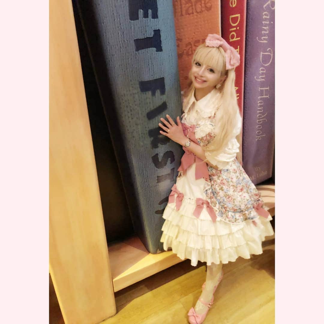 のインスタグラム：「令和初投稿♡"ありのままの自分"を貫き通すという事。好きな物とか大切な物は変わらないけど年齢とか常識とか世間の目とか色々ある中で自分を表現する事は当たり前の様で難しい。特に私みたいな特殊な人種には尚更。 だから覚悟すら必要になる。 自分であり続ける為の覚悟。 令和の時代はこれを胸にしっかりとしまって私らしくやっていけたらと思います♡そしてことある事に絵本の世界に帰ってましたーってSNSが止まるのは本当に素の私が絵本の世界に(夢の中の世界に)浸っていたくなってしまうから。絵本の世界と現実世界と上手くバランス取りながら生活出来る様になるのも私の令和の目標♡ ♡そして昭和も平成も令和もやっぱり私はお姫様とかお人形さんとか可愛いくて綺麗な物が大好きだし、綺麗なドレスもロリータのお洋服も私の一部だから着ていたい。 そんな私を私自身がしっかりと大切にしていきたい♡  自分が夢を見れなかったら誰かに夢を見させてあげる事も出来ない。  自分が幸せじゃなかったら誰かを幸せにしてあげられる事も出来ない。  私は微力だけど、少しでもお手本になってみんなに夢とか希望とか笑顔とか色々な気持ちをあげたいよぉ♡ それがずーっと昔からの私の願いだよぉ♡ ♡♡♡♡♡♡♡ ------スケジュール-----♡♡♡♡♡♡♡♡♡ 【歌芸夢者】 5月18日(土)28日(日)♡♡♡♡♡♡ ♡♡♡♡♡♡. 【札幌STER CLUB】 5月7日(火)〜12日(日) . . . .  #お姫様#princess#お仕事　依頼お受けします#令和#白咲姫香 #バービー#ディズニー#ミッキー #小悪魔ageha#モデル#タレント#model#ディズニー#pink #りぼん #プリンセス #Disney#企業#event#ドール#beauty#可愛い モノが好き#ファッション #洋服 #hair#イベント #女の子 #東京ディズニーランド#東京ディズニーシー」