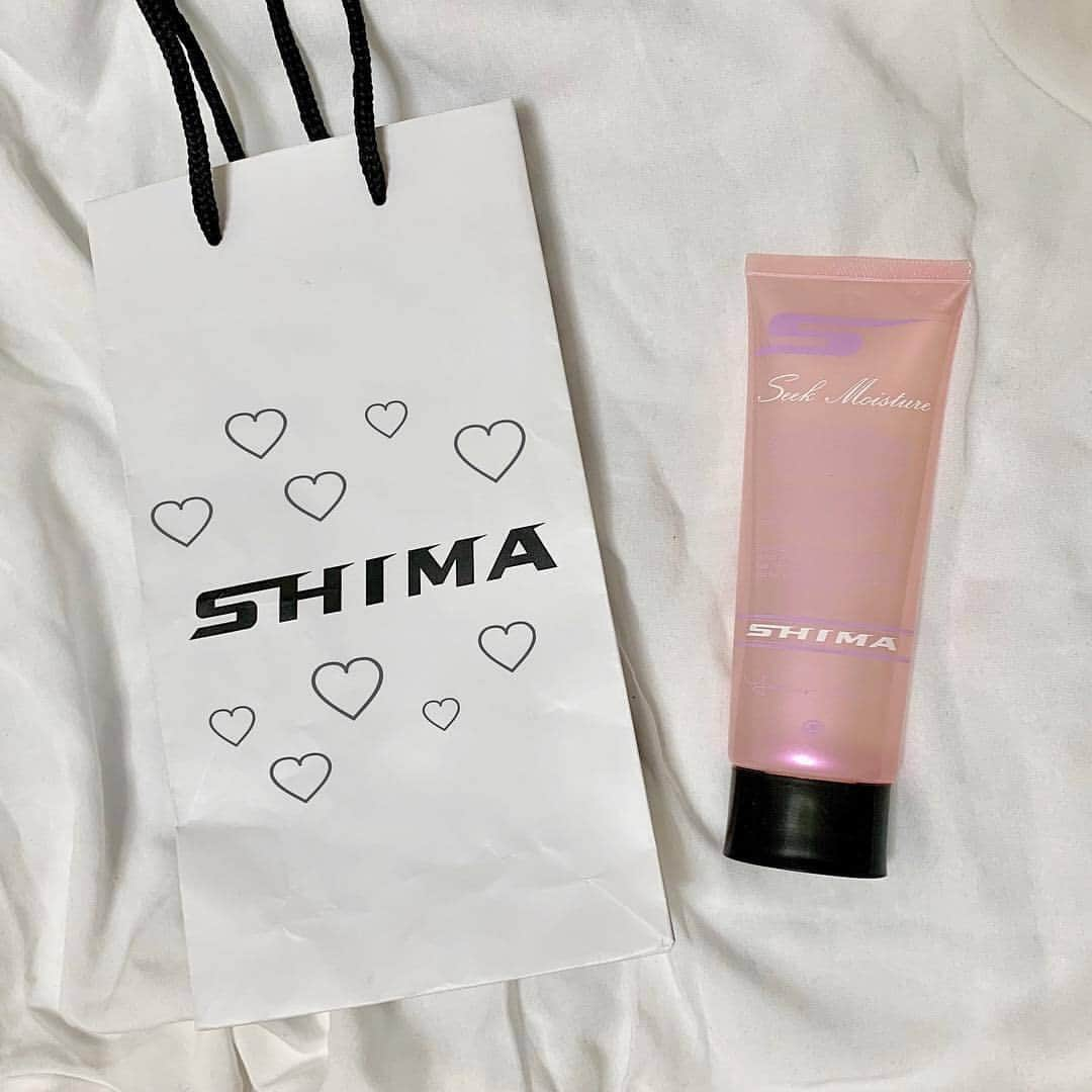 MERYさんのインスタグラム写真 - (MERYInstagram)「. 都内で大人気のヘアサロン『SHIMA（シマ） @shima_official_account 』のお店でも使用されているヘアケア商品が優秀なんだそう♡SHIMAで直接でも、ネットからも購入出来ます。パサつきなどの悩みはSHIMAのヘアケア商品で解決してみましょう♡ . MERYでは他にも「かわいい」に近づくさまざまな情報を発信しています。 @mery.beauty コスメ・美容に特化した情報をお届け♡ @mery_spot 話題のカフェやお出かけスポットをご紹介！ こちらもぜひチェックしてみてください！ . . photo by @shi__976_ . #MERY #regram #instagram #photogenic #instagenic #instagood #instalike #shima #hair #hairsalon #treatment #バスタイム #お風呂 #ヘアトリートメント #ヘアケア用品 #シマ #美容院 #ヘアサロン #ヘアケア #トリートメント #洗い流さないトリートメント #美髪 #ツヤ髪 #ヘアプロダクト #女子力 #色落ち #美容 #お洒落さんと繋がりたい #MERY女子 #メリー」5月1日 8時00分 - mery.jp