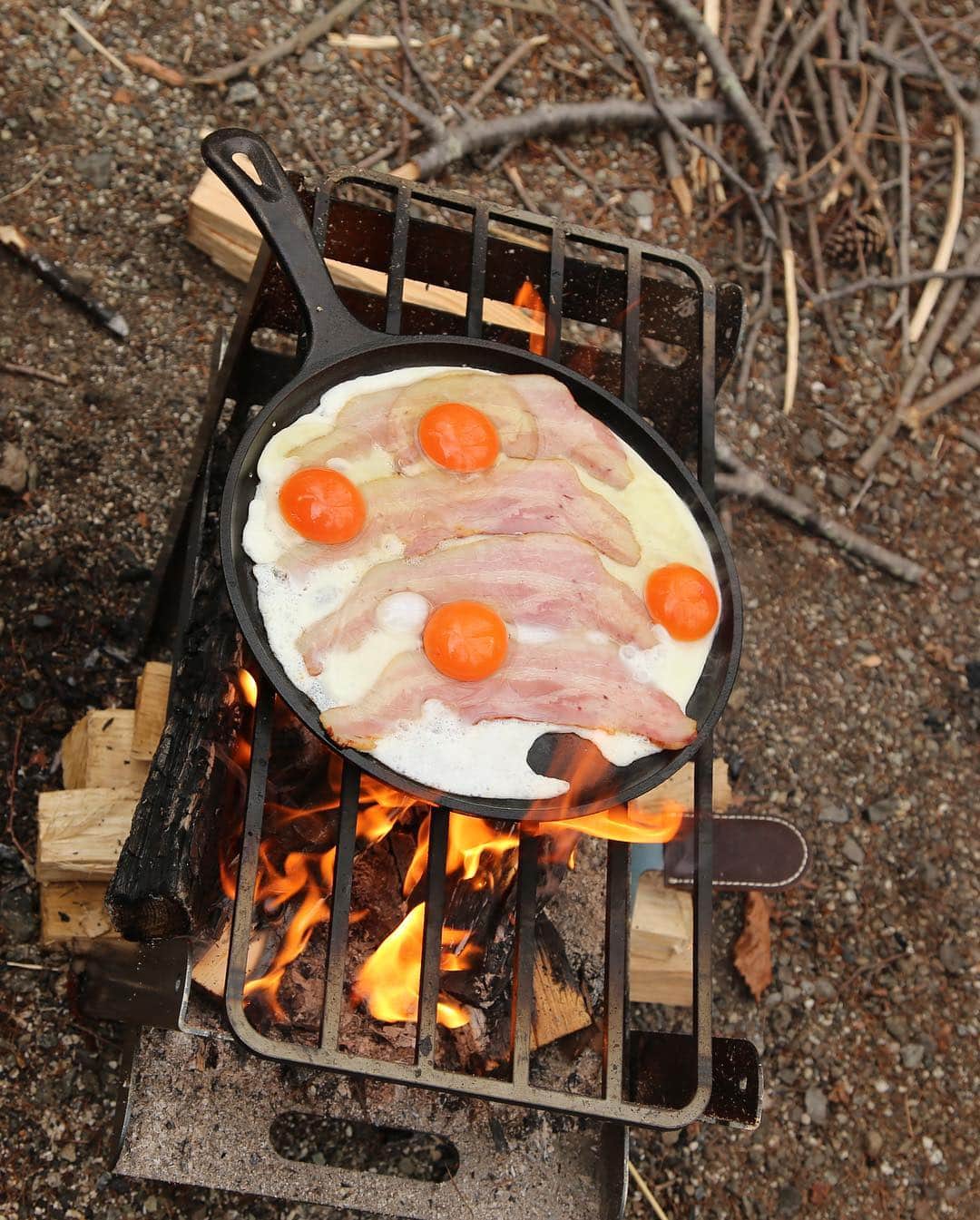 金子貴俊さんのインスタグラム写真 - (金子貴俊Instagram)「㊗️令和元年！ 金子家はキャンプキャンプキャンプ！ この間のキャンプの朝食は、 夢のラピュタパン！ 焚き火台の上で目玉焼きとベーコン。 焚き火台の下でラピュタパンを焼くという、憧れのスタイルを初体験！ めっちゃ美味しかったー！ キャンプ熱が止まらない。 NO CAMP NO LIFE  #カネコキャンプ#キャンプ#バンコン#キャンピングカー #アウトドア#焚き火台 #ファミキャン#ファミリーキャンプ #キャンプ道具#キャンプギア#キャンプ用品#キャンプグッズ#キャンプ好き#オートキャンプ #キャンプ飯 #スキレット#ラピュタパン  #camp#camping#campingcar#campinglife #outdoor#outdoorlife #カネコcamp」5月1日 8時12分 - takatoshi_kaneko