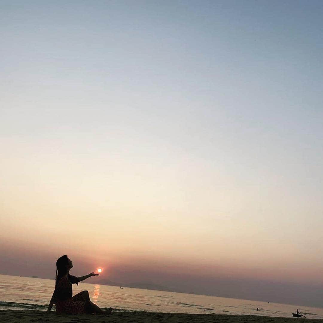 会田幸恵さんのインスタグラム写真 - (会田幸恵Instagram)「新しい年が始まりましたね。 ダナンは6時です。早起きして朝日を浴びにいきました。平成ではお世話になり有難うございました。 令和でもよろしくお願いします✨  #有難う平成  #令和元年  #ダナン」5月1日 8時13分 - yukie.aida
