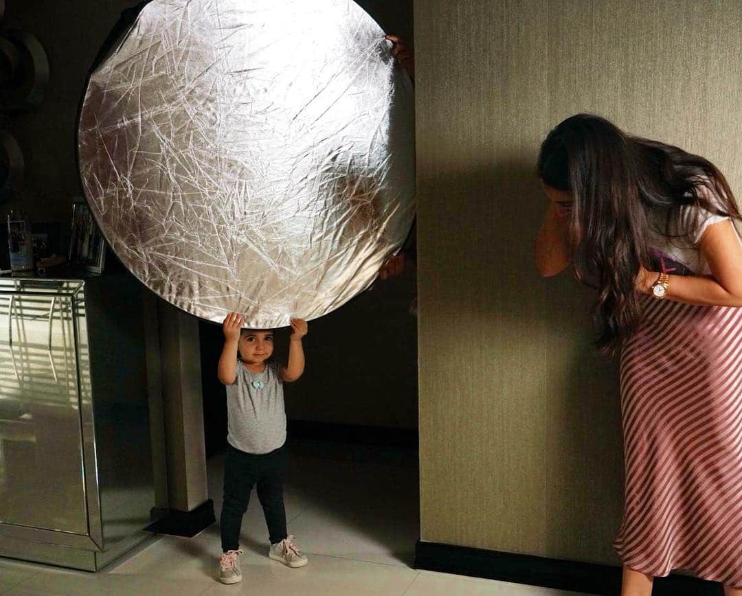 Ana Brenda Contrerasのインスタグラム：「“Un niño puede enseñar tres cosas a un adulto: a ponerse contento sin motivo, a estar siempre ocupado con algo y a saber exigir con todas sus fuerzas aquello que desea” (Paulo Coelho)  La mejor asistente de fotografía 😍 #BebitaDeManina Feliz día del niño ❤️ @danielamelhem 😂」