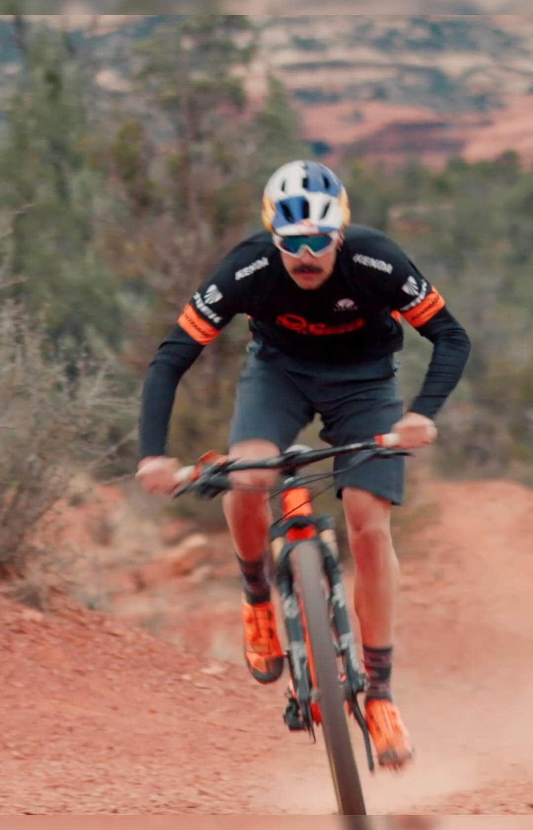 のインスタグラム：「Experience Van Life with Endurance Mountain Biker Payson McElveen as he shows us around his fully loaded van equipped with a bike garage, mustache grooming station, a basketball hoop and so much more. 🙌 Check our @bikeandvan for more of Payson’s #VanLife adventures!」
