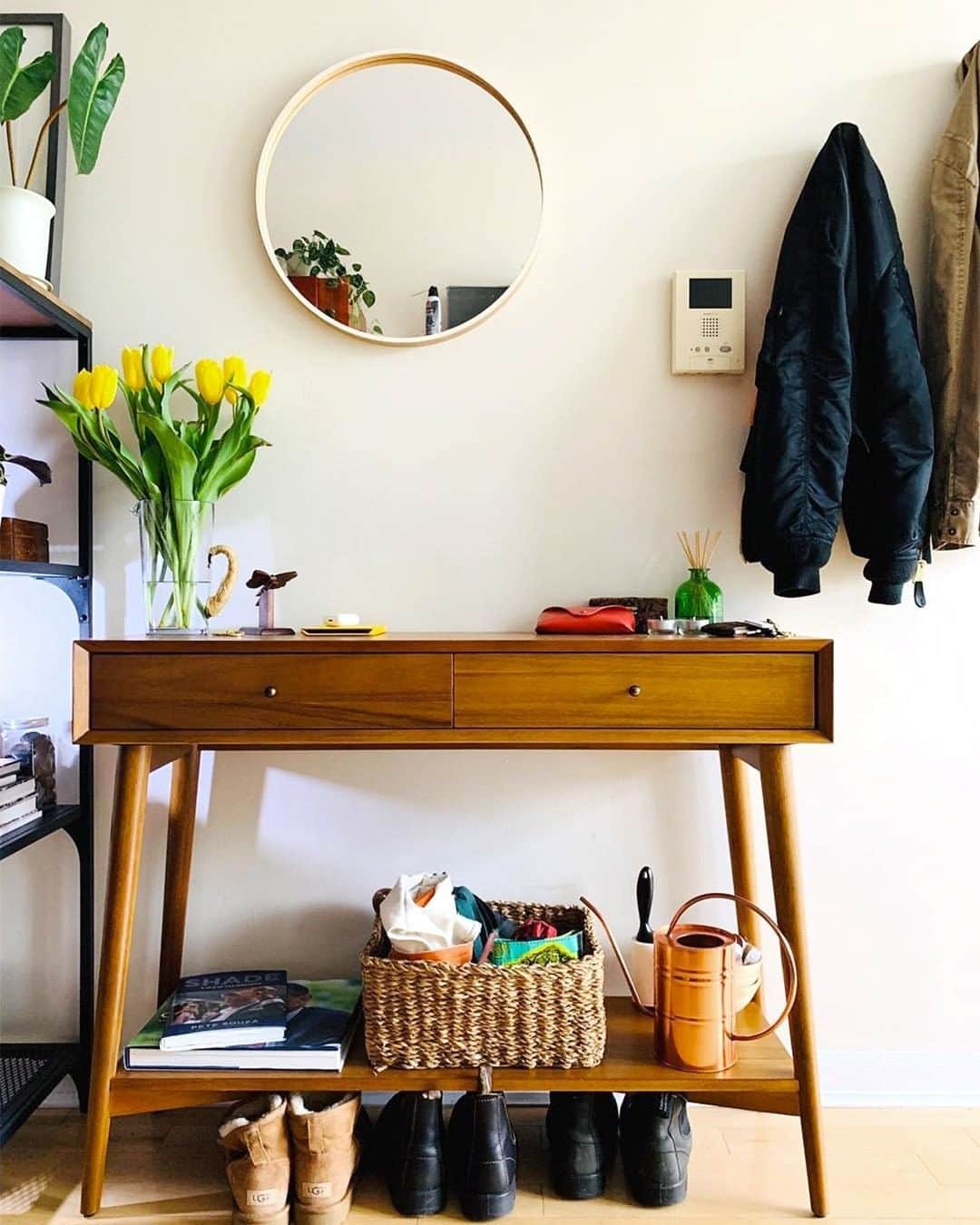 west elmさんのインスタグラム写真 - (west elmInstagram)「Say hello 👋 to the Mid-Century Console – your storage + organization hero. 📸:@plant_tings_  This console is certified by @fsc_international + made with responsibly sourced wood! 🌳 #midcenturyentry #fsccertified #fsccertifiedfurniture #fsccertifiedfurniture #shopconscious #midcenturymodern #entrywayorganization #getorganized #storagefordays #entrywaystyle」5月1日 8時37分 - westelm