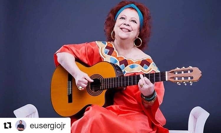 Sorriso Marotoのインスタグラム：「#Repost @eusergiojr ・・・ Olha Beth, se hoje eu toco pagode, gravo álbuns, componho, viajo pelo país fazendo shows e podemos fazer nosso samba em igualdade de condições com outros gêneros, muito devo a você! Obrigado por sua luta e por sua música! Descanse em paz, que a sua história e sua música são eternas e a gente vai continuar contando e cantando por aqui! Descanse em paz 🙏🏻 #BethCarvalho #RipBethCarvalho #MadrinhaDoSamba」