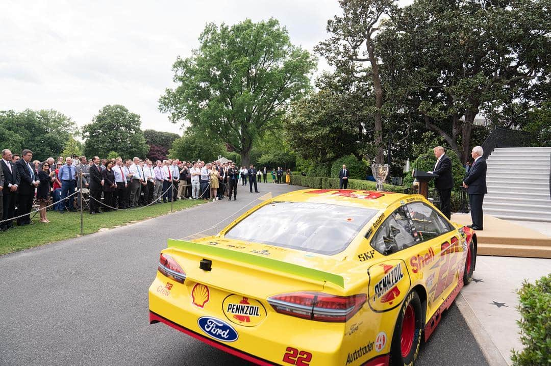 ドナルド・トランプさんのインスタグラム写真 - (ドナルド・トランプInstagram)「Today, President Trump honored the 2018 NASCAR Cup Series Champion Joey Logano and team Penske on the South Lawn of the White House.」5月1日 8時44分 - realdonaldtrump