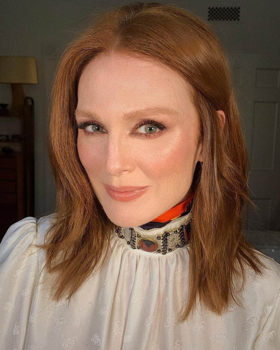 Hung Vanngoさんのインスタグラム写真 - (Hung VanngoInstagram)「@juliannemoore 🧡. 👗 @lesliefremar 💇 @ryantrygstadhair 💄 @hungvanngo」5月1日 8時46分 - hungvanngo