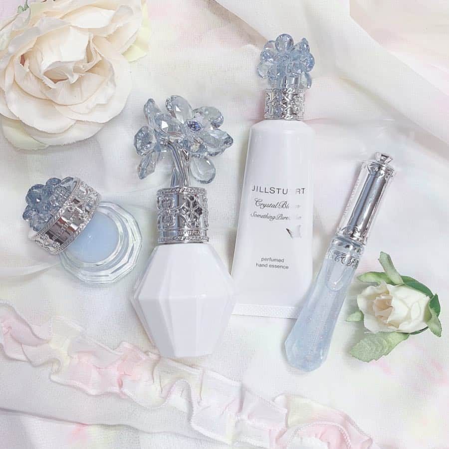 ローリエプレス編集部さんのインスタグラム写真 - (ローリエプレス編集部Instagram)「JILLSTUART 限定コレクション♡ 2019/5/3発売﻿ ﻿ 🦋Crystal Bloom Something Pure Blue🦋﻿ ﻿ ウエディングシーズンを引き立ててくれる幸運のブルーバタフライの祝福が詰まった限定コレクションが登場♡﻿ ﻿ ジルスチュアート クリスタルブルーム﻿ ﻿ ❤︎ #エッセンスボディバーム 5g 2,800円（税別）﻿ 持ち運びのしやすいバーム状で、爪先や乾燥しやすい肘など、乾燥が気になる部分をいつでもどこでもケアできるよ！﻿ ﻿ ❤︎ #サムシングピュアブルーオードパルファン 30ml 5,500円（税別）﻿ サムシングブルーの世界観を表現したデザインの香水🦋💕クリスタルブルーの3つのお花がとってもかわいい！ウエディングヴェールのような透明感と祝福感溢れる純粋な香りを纏えるよ♡﻿ ﻿ ❤︎ #サムシングピュアブルーパフュームドハンドエッセンス 40.3g 2,400円（税別）﻿ 肌なじみのよいオイルや香りが溶けて、心地よい清涼感のあるみずみずしいタッチで手肌を包み込んでくれるよ♡﻿ ﻿ ❤︎ #シマリングリップエッセンス ＜リップ用美容液＞2,700円（税別）﻿ リップエッセンスには、なんとキラキラ輝くブルーバタフライ型のラメ入り♡　唇にうるおいと清涼感、濃密なうるおいをもたらせてくるよ！﻿ ﻿ ﻿ ジルスチュアートの限定コレクションをぜひチェックしてね💓﻿ ﻿ ﻿ ﻿ ﻿ #ローリエプレス #ジルスチュアート #サムシングピュアブルー」5月1日 8時56分 - laurier_press