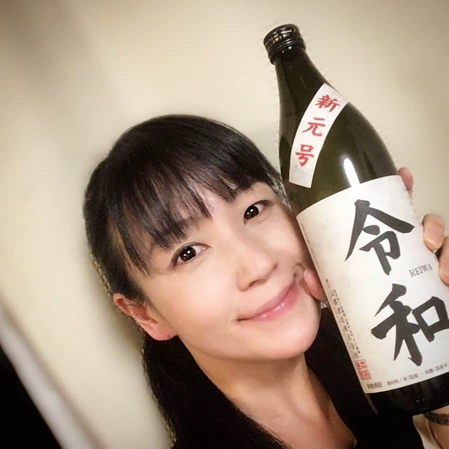 田中香子さんのインスタグラム写真 - (田中香子Instagram)「たっくさんの バースデーメッセージ ありがとうございました！ しあわせです✨  新元号は、 熊本の叔母からいただいた めでたいお酒で乾杯◎  よき時代となりますよう！  #令和 #令和元年 #令和初日  #selfie #i #me  #selfieesoo #actresoo #reiwa #乾杯 #cheers  #salute #cincin」5月1日 8時49分 - soo.yt