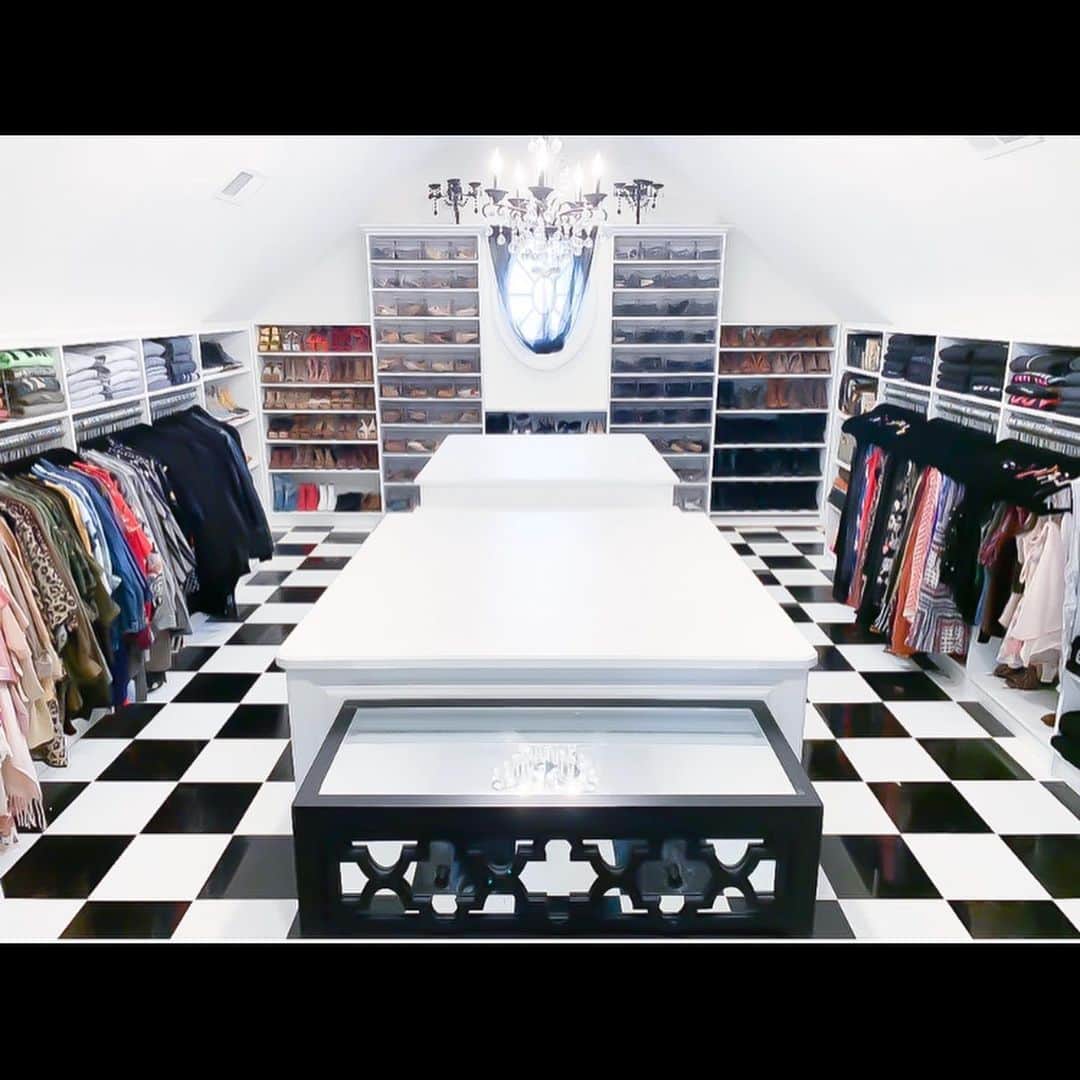 ニコール・ ポリッツィのインスタグラム：「I am SCREAMING! Thank you sooo much for helping this mawma nest & organize my entire closet @theprojectneat @mdesign_shop 🖤 YOU ARE THE BEST! 🔥」