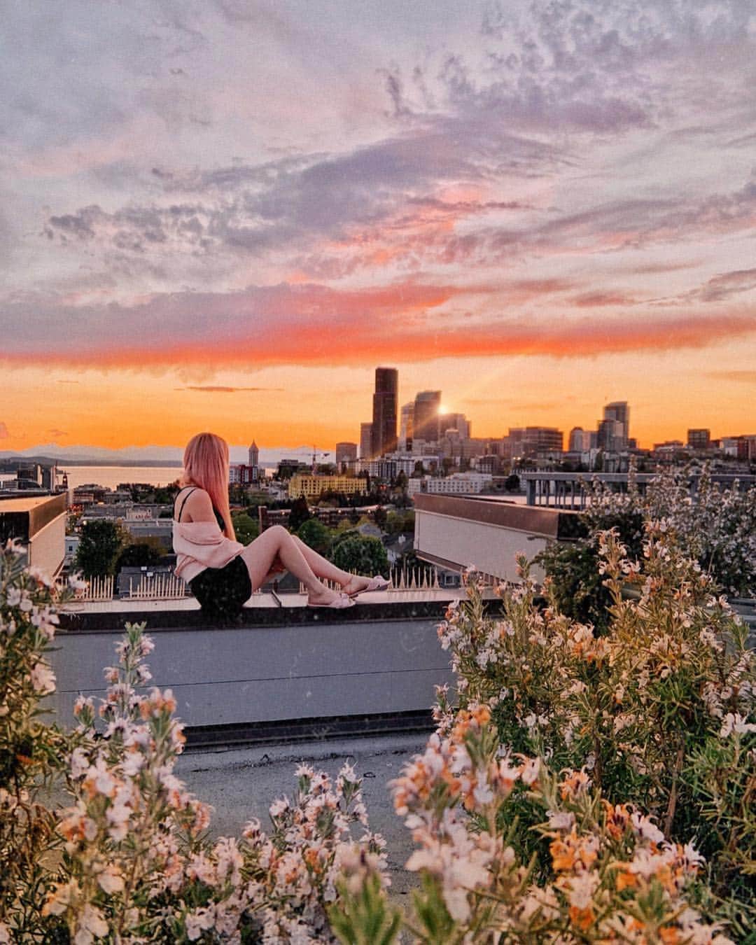 AikA♡ • 愛香 | JP Blogger • ブロガーのインスタグラム：「The view I will never ever get tired of. 💛🌇 It’s been almost 11 years living in America, but the Seattle sunsets keep blowing my mind. 💫 Who caught that gorgeous sunset yesterday?? I never got to see sunsets this breathtaking where I was born and raised, Sagamihara city, Kanazawa, so I’m always so so grateful for this view ✨ One day I hope I’ll get too see it with my 🇯🇵 whole family and my Japanese friends 💗 And I can't wait for the day to come ✨ [ swipe left to see the 180 degree view 😍 ] ——— 昨日の夕日がめっちゃくちゃ綺麗だったの♡  アメリカに住んで11年目になるけど、この景色だけゎいっつも感動する🥺💫 本当に本当に綺麗んなんだぁ♫ あたしが日本で住んでた所でゎこんな夕日、車で数時間くらいかけていかないと見れないから 自分の住んでる街でこんな素敵な夕日が見れる事、幸せだな💫  いつか、大好きな日本🇯🇵の家族と大好きな日本の友達と この夕日を見れる時が早く来るといいなッ🌇😌💕✨ そして今日から日本ゎ #令和 だね👏🏻🎊 平和で、希望で満ち溢れた、みんなが笑顔でいっぱい、そして若い子たちゎもちろん、うちらの世代も、うちらの先輩世代ももっと「自分らしく」輝いて生ける時代になりますように🙏🏻🍀✨ ..... #reiwa #sunsetlover #fromwhereisit #seattleliving #tezzapresets #breathtakingview #seattle」