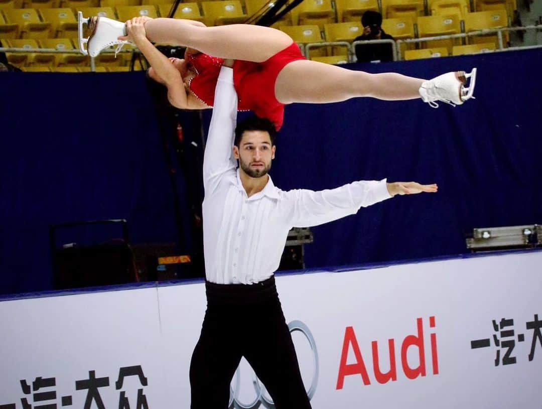 ヴァネッサ・グレニエさんのインスタグラム写真 - (ヴァネッサ・グレニエInstagram)「And at that moment I realized it’s been 3 years ALREADY .... ⛸⛸ -> #retired #oldmevsyoungme  #throwback」5月1日 9時01分 - vaness_grenier