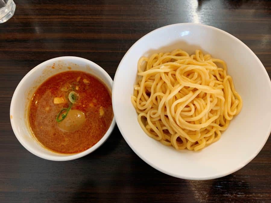 のインスタグラム：「浜田山 ・（魚介豚骨）味玉つけめん850yen +辛味100yen . 夫の実家に帰省した時に浜松で食べたつけ麺😋💕日曜の13時すぎてたけれど30分は待ったかな？人気店💪🔥 ニンニク少々でお願いした辛つけ麺🍜✨ つけ汁はこってり系だけれどくどくはない😋動物系にバランスよく魚介もきいてて甘みも👍ピリ辛加減もちょうどよくて一瞬で麺を完食😋大盛りにすれば良かったと思えたよ笑🥰 味玉も味がしっかりしていて美味しかったなぁ〜味玉だけでも何個も食べたくなった😋💕 . . . . . #つけ麺 #ラーメン #yunnaログ #浜松グルメ #浜松ラーメン #浜田山」