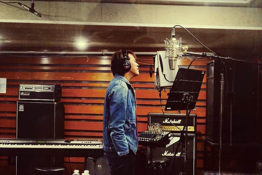 近藤薫のインスタグラム：「歌で終わった平成。 #令和 もよろしくお願いします！ #recording #neumannu87 #vocal #studio #music」