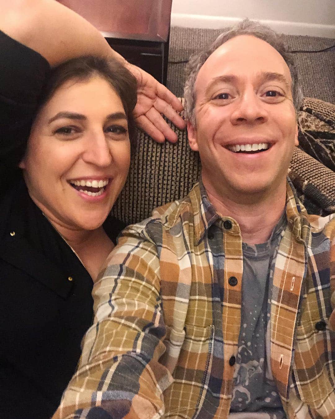 ケヴィン・サスマンのインスタグラム：「Gonna miss napping next to @missmayim. We nap in adjacent dressing rooms, so we simulated what that would look like if you removed the wall. Did I mention that Mayim’s room is also where I’ve had some of my most productive psychotherapy sessions? Thank you Dr. Bialik. ❤️」