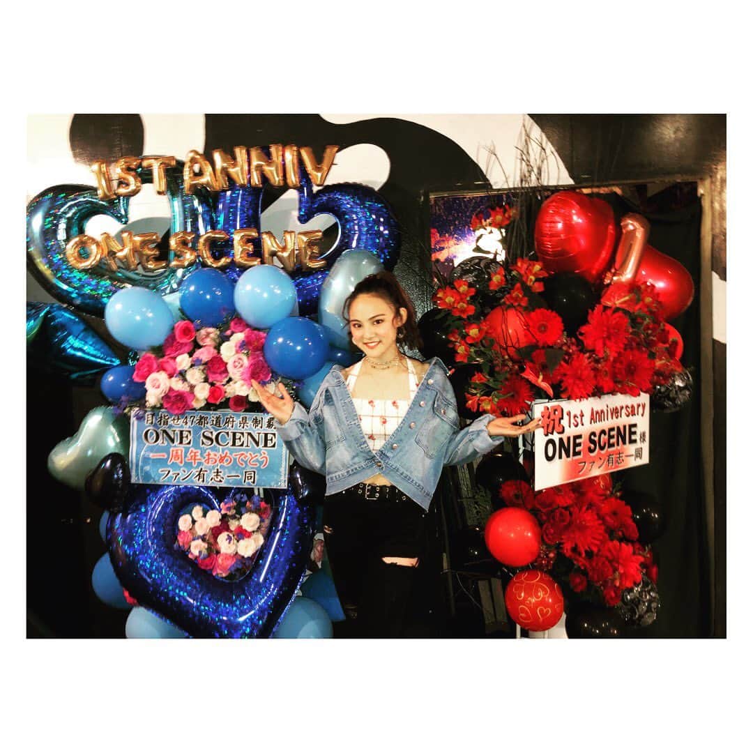 四宮吏桜さんのインスタグラム写真 - (四宮吏桜Instagram)「‪昨日！"ONESCENE memories vol.4"ミニワンマンライブに来てくださって本当にありがとうございます😊‬ ‪今回持ち曲をフルで歌わせていただいて…正直！！体力持つかなぁって思ってたんだけどいざライブするとあっという間だったなぁ😝ww‬ ‪中には初めて聴く曲とかもあったんじゃないでしょうか？🥰‬ ‪近々ONESCENEの曲を簡単にまとめて紹介できたらと思います🙋‍♀️‬ ‪そして！オフ会！！‬ ‪ドタバタでこちらもあっという間のオフ会でしたが…ありがとうございます！！‬ ‪昔話だったり…コアな話だったり…即興でコラボしたり…🤑ゲストさんと対決したり…ww‬ ‪でもあれは致命傷だね笑‬ ‪ちょっと悔しいけん練習してくるね笑笑‬ ‪いつも以上に皆さんとお話ができて本当に良かったです🔥‬ ‪本当はもうちょっと…いや！あと３時間ぐらい！一人一人とお話ししたかったんですが…🙄笑‬ ‪個人的に…映画の話をしてくださる方が多くて…ついつい話し込んじゃいそうでした😝映画の事ならなんでも聴きに来てねん♪‬ ‪そして‬ ‪ついに…ファン名決まりましたね😎‬ ‪その名も"ワンキャス"‬ ‪私達のコンセプトでもある一瞬一瞬を紡いで一つのストーリー、映画を作る、その演者は私達だけでなくファンの皆さんも"キャスト"として作っていくという想いを込めてこのファン名に決まりました🕺‬ ‪ぜひ、この"ワンキャス"をSNSで広めていただいたりツイッター、インスタ名の後ろに、プロフィール欄に書き加えていただければ凄く嬉しいです☺️‬ ‪今回のワンマンライブでもそうですが、今までしてきたONESCENE memoriesのライブに、フラワースタンドや沢山のサプライズを用意してくださって本当に感謝してもしても言葉が足りないくらい幸せです。ありがとう。‬ ‪毎回ね…あれごと持ち帰りたいってめちゃくちゃ思うんです！！だって素敵だもん！w‬ ‪さすがに全ては持って帰れなくてもライブを華やかにしてくれた花達を一本一本摘み取って小さな花束にしていつも持ち帰ってます💞‬ ‪改めて本当にありがとうございます。‬ ‪…さぁ！ついに新時代の幕開けですよ！！‬ ‪Welcome to 令和〜！！😆🌞‬ ‪おいでませ〜 Reiwaaaaaaa‬ ‪令和最初のライブは明日の佐賀でのもくむつライブ！‬ ‪二回ステージなのでぜひGWの想い出に来てはいかがでしょうか？☺️‬ ‪ってなわけで今日も今日とて映画を観るべし！←‬ ‪これからもみなさんにとって素敵な一年になりますように…🥰‬ ‪Thanks! My families"One cas"‬ #ONESCENE #四宮吏桜 #橘紗希 #上乃樺楽  #平成最後の #ミニワンマン #一周年記念  #1stanniversary  #fukuoka  #reflex  #live  #japan  #japanesegirl  #girls  #girlsunit  #flower  #flowerstand  #インスタ映え #いいね」5月1日 9時22分 - rio_s_0221