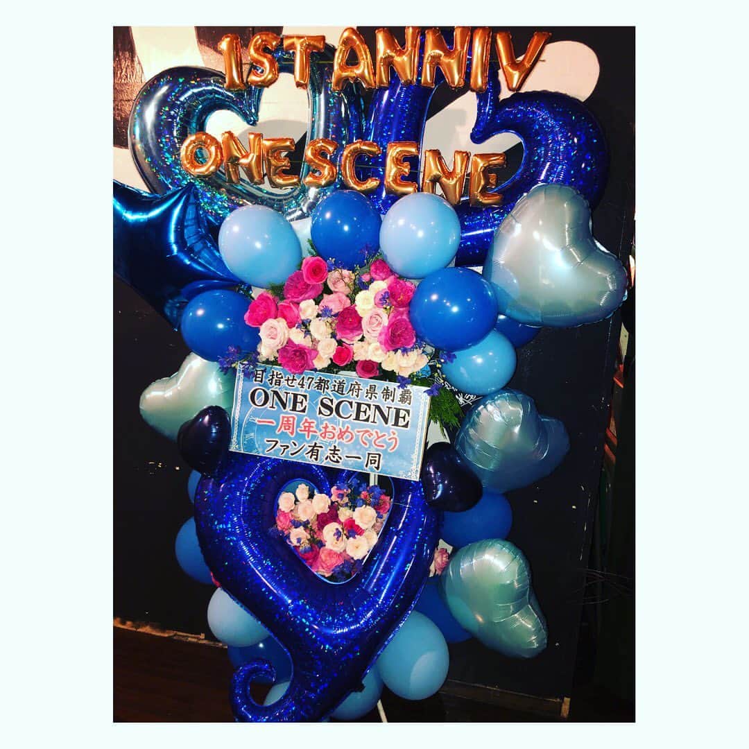 四宮吏桜さんのインスタグラム写真 - (四宮吏桜Instagram)「‪昨日！"ONESCENE memories vol.4"ミニワンマンライブに来てくださって本当にありがとうございます😊‬ ‪今回持ち曲をフルで歌わせていただいて…正直！！体力持つかなぁって思ってたんだけどいざライブするとあっという間だったなぁ😝ww‬ ‪中には初めて聴く曲とかもあったんじゃないでしょうか？🥰‬ ‪近々ONESCENEの曲を簡単にまとめて紹介できたらと思います🙋‍♀️‬ ‪そして！オフ会！！‬ ‪ドタバタでこちらもあっという間のオフ会でしたが…ありがとうございます！！‬ ‪昔話だったり…コアな話だったり…即興でコラボしたり…🤑ゲストさんと対決したり…ww‬ ‪でもあれは致命傷だね笑‬ ‪ちょっと悔しいけん練習してくるね笑笑‬ ‪いつも以上に皆さんとお話ができて本当に良かったです🔥‬ ‪本当はもうちょっと…いや！あと３時間ぐらい！一人一人とお話ししたかったんですが…🙄笑‬ ‪個人的に…映画の話をしてくださる方が多くて…ついつい話し込んじゃいそうでした😝映画の事ならなんでも聴きに来てねん♪‬ ‪そして‬ ‪ついに…ファン名決まりましたね😎‬ ‪その名も"ワンキャス"‬ ‪私達のコンセプトでもある一瞬一瞬を紡いで一つのストーリー、映画を作る、その演者は私達だけでなくファンの皆さんも"キャスト"として作っていくという想いを込めてこのファン名に決まりました🕺‬ ‪ぜひ、この"ワンキャス"をSNSで広めていただいたりツイッター、インスタ名の後ろに、プロフィール欄に書き加えていただければ凄く嬉しいです☺️‬ ‪今回のワンマンライブでもそうですが、今までしてきたONESCENE memoriesのライブに、フラワースタンドや沢山のサプライズを用意してくださって本当に感謝してもしても言葉が足りないくらい幸せです。ありがとう。‬ ‪毎回ね…あれごと持ち帰りたいってめちゃくちゃ思うんです！！だって素敵だもん！w‬ ‪さすがに全ては持って帰れなくてもライブを華やかにしてくれた花達を一本一本摘み取って小さな花束にしていつも持ち帰ってます💞‬ ‪改めて本当にありがとうございます。‬ ‪…さぁ！ついに新時代の幕開けですよ！！‬ ‪Welcome to 令和〜！！😆🌞‬ ‪おいでませ〜 Reiwaaaaaaa‬ ‪令和最初のライブは明日の佐賀でのもくむつライブ！‬ ‪二回ステージなのでぜひGWの想い出に来てはいかがでしょうか？☺️‬ ‪ってなわけで今日も今日とて映画を観るべし！←‬ ‪これからもみなさんにとって素敵な一年になりますように…🥰‬ ‪Thanks! My families"One cas"‬ #ONESCENE #四宮吏桜 #橘紗希 #上乃樺楽  #平成最後の #ミニワンマン #一周年記念  #1stanniversary  #fukuoka  #reflex  #live  #japan  #japanesegirl  #girls  #girlsunit  #flower  #flowerstand  #インスタ映え #いいね」5月1日 9時22分 - rio_s_0221