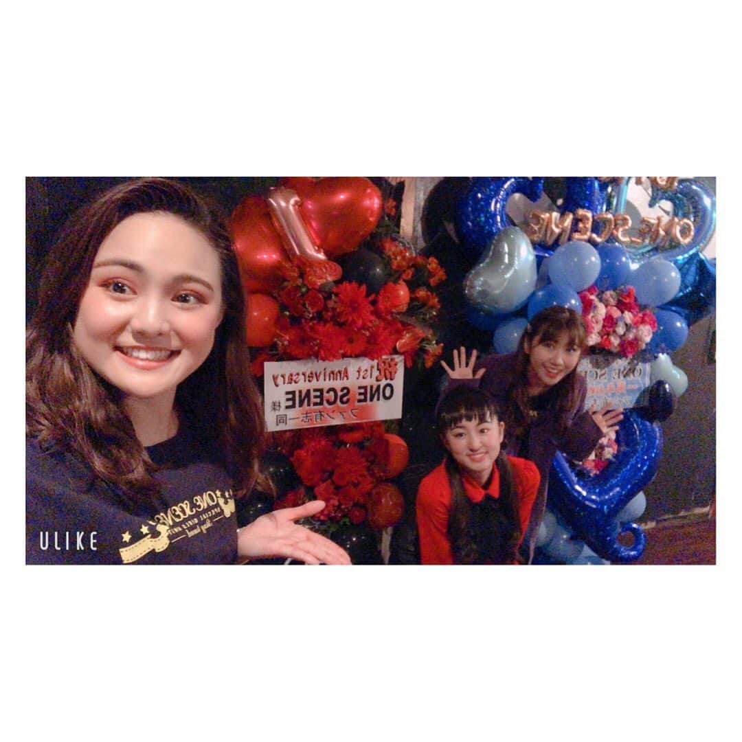四宮吏桜さんのインスタグラム写真 - (四宮吏桜Instagram)「‪昨日！"ONESCENE memories vol.4"ミニワンマンライブに来てくださって本当にありがとうございます😊‬ ‪今回持ち曲をフルで歌わせていただいて…正直！！体力持つかなぁって思ってたんだけどいざライブするとあっという間だったなぁ😝ww‬ ‪中には初めて聴く曲とかもあったんじゃないでしょうか？🥰‬ ‪近々ONESCENEの曲を簡単にまとめて紹介できたらと思います🙋‍♀️‬ ‪そして！オフ会！！‬ ‪ドタバタでこちらもあっという間のオフ会でしたが…ありがとうございます！！‬ ‪昔話だったり…コアな話だったり…即興でコラボしたり…🤑ゲストさんと対決したり…ww‬ ‪でもあれは致命傷だね笑‬ ‪ちょっと悔しいけん練習してくるね笑笑‬ ‪いつも以上に皆さんとお話ができて本当に良かったです🔥‬ ‪本当はもうちょっと…いや！あと３時間ぐらい！一人一人とお話ししたかったんですが…🙄笑‬ ‪個人的に…映画の話をしてくださる方が多くて…ついつい話し込んじゃいそうでした😝映画の事ならなんでも聴きに来てねん♪‬ ‪そして‬ ‪ついに…ファン名決まりましたね😎‬ ‪その名も"ワンキャス"‬ ‪私達のコンセプトでもある一瞬一瞬を紡いで一つのストーリー、映画を作る、その演者は私達だけでなくファンの皆さんも"キャスト"として作っていくという想いを込めてこのファン名に決まりました🕺‬ ‪ぜひ、この"ワンキャス"をSNSで広めていただいたりツイッター、インスタ名の後ろに、プロフィール欄に書き加えていただければ凄く嬉しいです☺️‬ ‪今回のワンマンライブでもそうですが、今までしてきたONESCENE memoriesのライブに、フラワースタンドや沢山のサプライズを用意してくださって本当に感謝してもしても言葉が足りないくらい幸せです。ありがとう。‬ ‪毎回ね…あれごと持ち帰りたいってめちゃくちゃ思うんです！！だって素敵だもん！w‬ ‪さすがに全ては持って帰れなくてもライブを華やかにしてくれた花達を一本一本摘み取って小さな花束にしていつも持ち帰ってます💞‬ ‪改めて本当にありがとうございます。‬ ‪…さぁ！ついに新時代の幕開けですよ！！‬ ‪Welcome to 令和〜！！😆🌞‬ ‪おいでませ〜 Reiwaaaaaaa‬ ‪令和最初のライブは明日の佐賀でのもくむつライブ！‬ ‪二回ステージなのでぜひGWの想い出に来てはいかがでしょうか？☺️‬ ‪ってなわけで今日も今日とて映画を観るべし！←‬ ‪これからもみなさんにとって素敵な一年になりますように…🥰‬ ‪Thanks! My families"One cas"‬ #ONESCENE #四宮吏桜 #橘紗希 #上乃樺楽  #平成最後の #ミニワンマン #一周年記念  #1stanniversary  #fukuoka  #reflex  #live  #japan  #japanesegirl  #girls  #girlsunit  #flower  #flowerstand  #インスタ映え #いいね」5月1日 9時22分 - rio_s_0221
