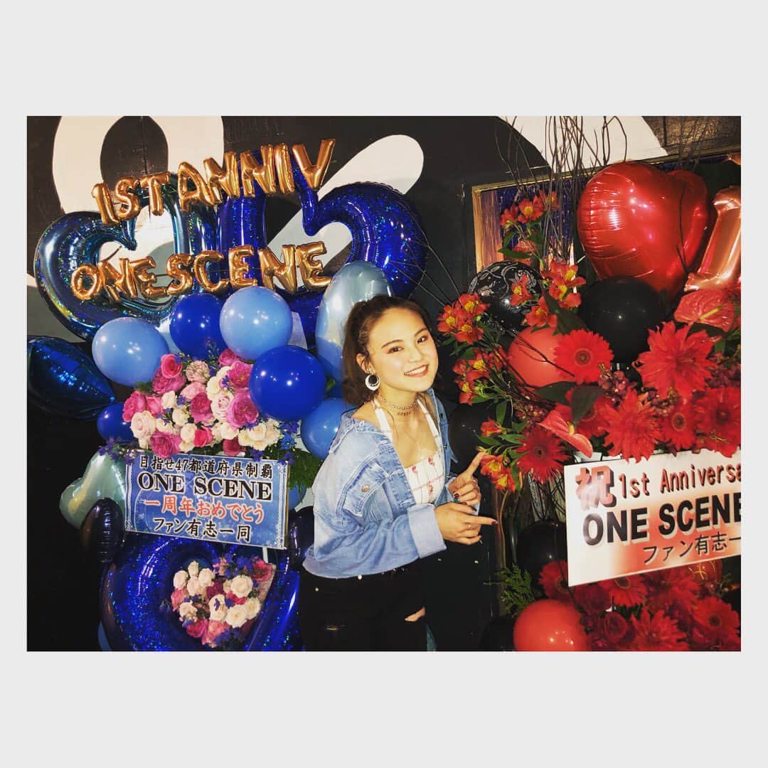 四宮吏桜さんのインスタグラム写真 - (四宮吏桜Instagram)「‪昨日！"ONESCENE memories vol.4"ミニワンマンライブに来てくださって本当にありがとうございます😊‬ ‪今回持ち曲をフルで歌わせていただいて…正直！！体力持つかなぁって思ってたんだけどいざライブするとあっという間だったなぁ😝ww‬ ‪中には初めて聴く曲とかもあったんじゃないでしょうか？🥰‬ ‪近々ONESCENEの曲を簡単にまとめて紹介できたらと思います🙋‍♀️‬ ‪そして！オフ会！！‬ ‪ドタバタでこちらもあっという間のオフ会でしたが…ありがとうございます！！‬ ‪昔話だったり…コアな話だったり…即興でコラボしたり…🤑ゲストさんと対決したり…ww‬ ‪でもあれは致命傷だね笑‬ ‪ちょっと悔しいけん練習してくるね笑笑‬ ‪いつも以上に皆さんとお話ができて本当に良かったです🔥‬ ‪本当はもうちょっと…いや！あと３時間ぐらい！一人一人とお話ししたかったんですが…🙄笑‬ ‪個人的に…映画の話をしてくださる方が多くて…ついつい話し込んじゃいそうでした😝映画の事ならなんでも聴きに来てねん♪‬ ‪そして‬ ‪ついに…ファン名決まりましたね😎‬ ‪その名も"ワンキャス"‬ ‪私達のコンセプトでもある一瞬一瞬を紡いで一つのストーリー、映画を作る、その演者は私達だけでなくファンの皆さんも"キャスト"として作っていくという想いを込めてこのファン名に決まりました🕺‬ ‪ぜひ、この"ワンキャス"をSNSで広めていただいたりツイッター、インスタ名の後ろに、プロフィール欄に書き加えていただければ凄く嬉しいです☺️‬ ‪今回のワンマンライブでもそうですが、今までしてきたONESCENE memoriesのライブに、フラワースタンドや沢山のサプライズを用意してくださって本当に感謝してもしても言葉が足りないくらい幸せです。ありがとう。‬ ‪毎回ね…あれごと持ち帰りたいってめちゃくちゃ思うんです！！だって素敵だもん！w‬ ‪さすがに全ては持って帰れなくてもライブを華やかにしてくれた花達を一本一本摘み取って小さな花束にしていつも持ち帰ってます💞‬ ‪改めて本当にありがとうございます。‬ ‪…さぁ！ついに新時代の幕開けですよ！！‬ ‪Welcome to 令和〜！！😆🌞‬ ‪おいでませ〜 Reiwaaaaaaa‬ ‪令和最初のライブは明日の佐賀でのもくむつライブ！‬ ‪二回ステージなのでぜひGWの想い出に来てはいかがでしょうか？☺️‬ ‪ってなわけで今日も今日とて映画を観るべし！←‬ ‪これからもみなさんにとって素敵な一年になりますように…🥰‬ ‪Thanks! My families"One cas"‬ #ONESCENE #四宮吏桜 #橘紗希 #上乃樺楽  #平成最後の #ミニワンマン #一周年記念  #1stanniversary  #fukuoka  #reflex  #live  #japan  #japanesegirl  #girls  #girlsunit  #flower  #flowerstand  #インスタ映え #いいね」5月1日 9時22分 - rio_s_0221